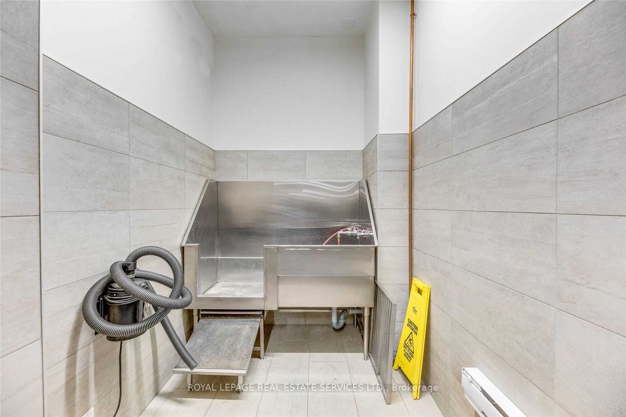 899 Queen St E 9 Property Photo 28