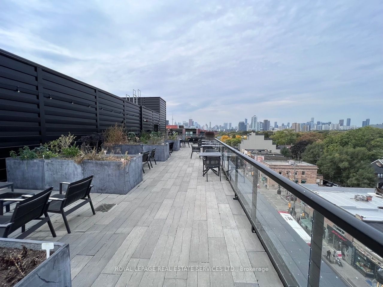 899 Queen St E 9 Property Photo 29
