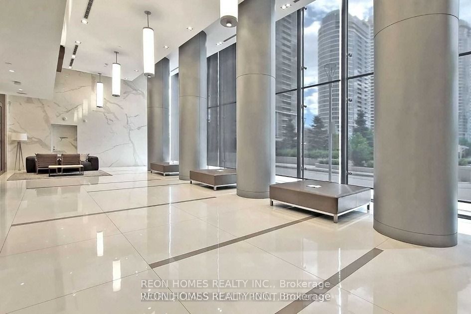 275 Village Green Sq 24 Property Photo 2