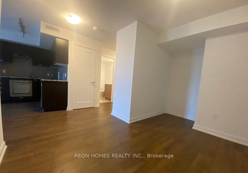 275 Village Green Sq 24 Property Photo 3
