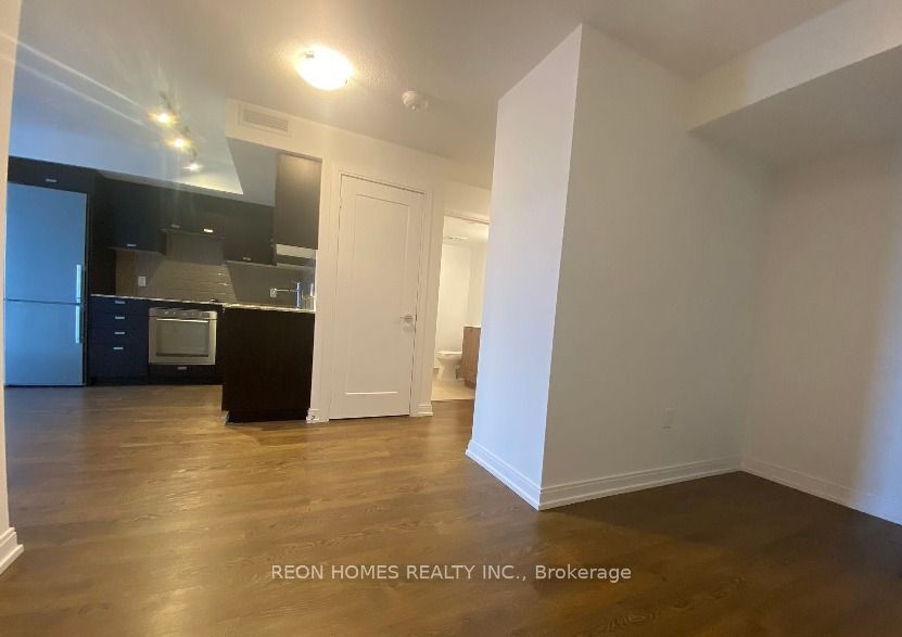 275 Village Green Sq 24 Property Photo 4