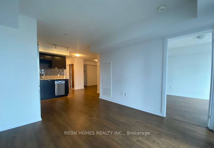 275 Village Green Sq 24 Property Photo 5
