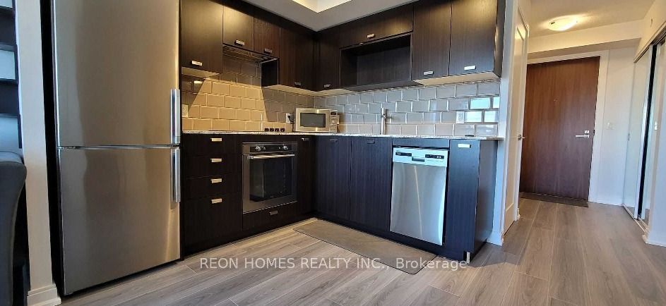 275 Village Green Sq 24 Property Photo 6