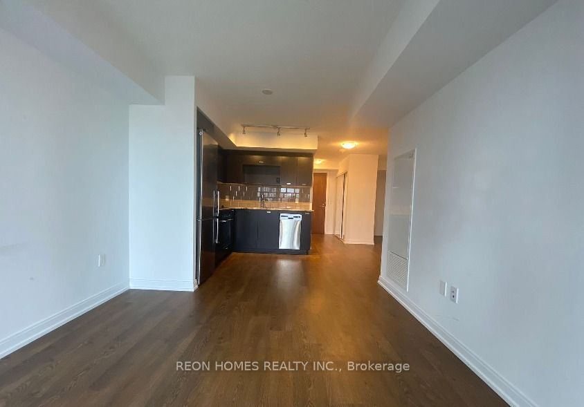 275 Village Green Sq 24 Property Photo 8