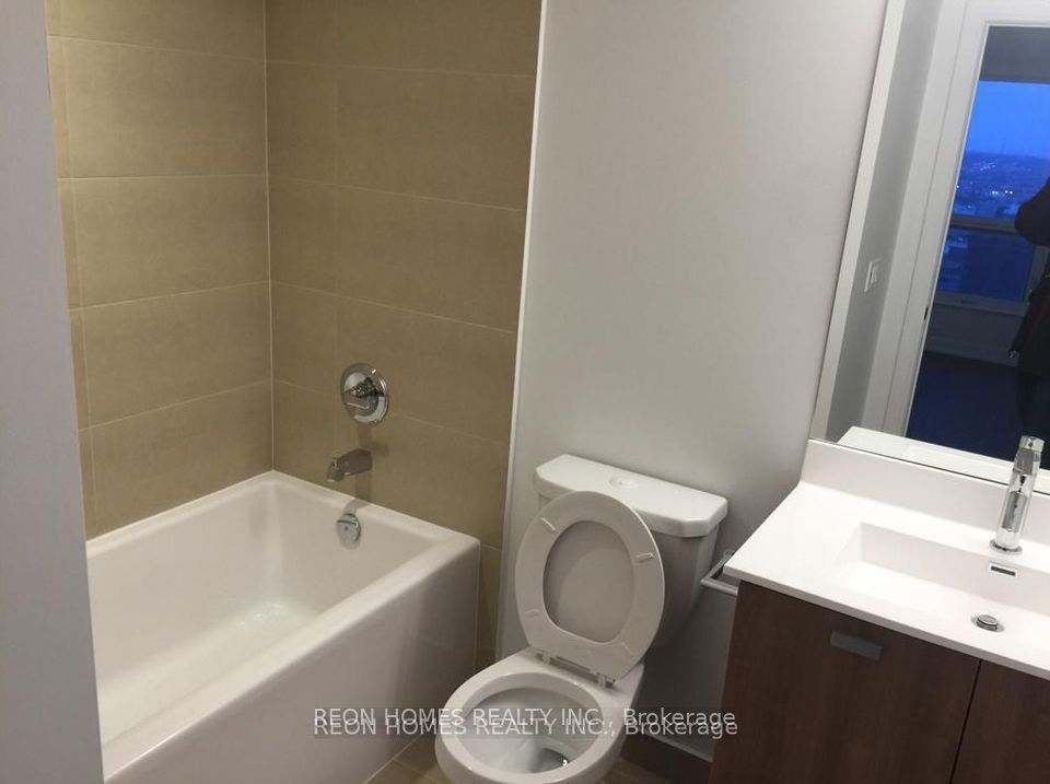275 Village Green Sq 24 Property Photo 12