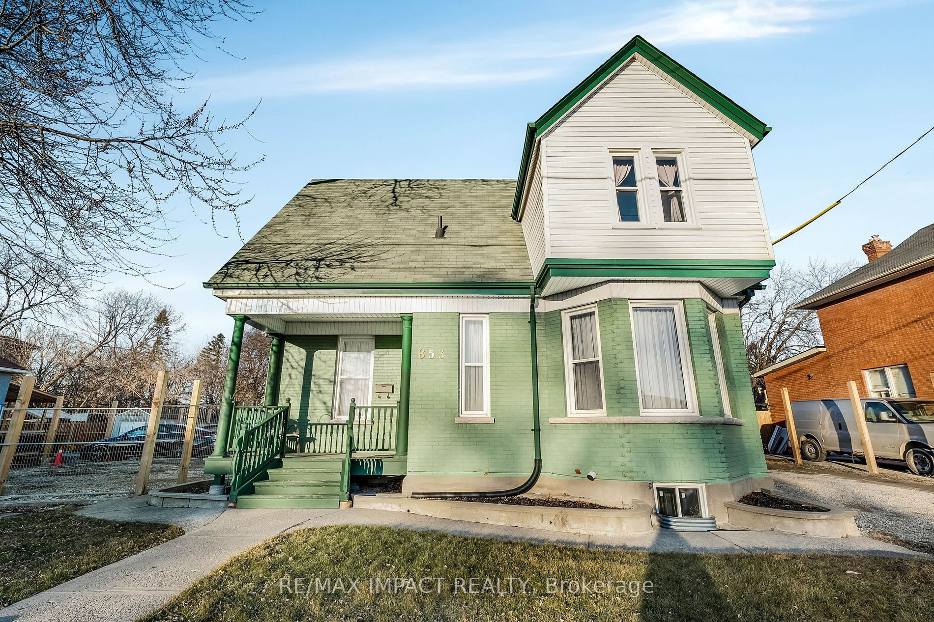 853 Simcoe St S Property Photo 2