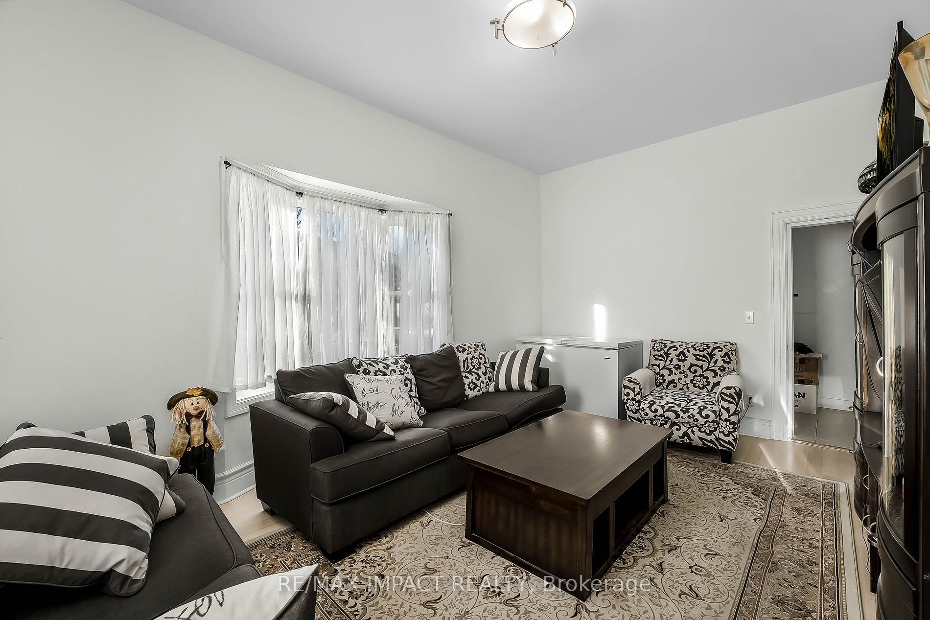 853 Simcoe St S Property Photo 9