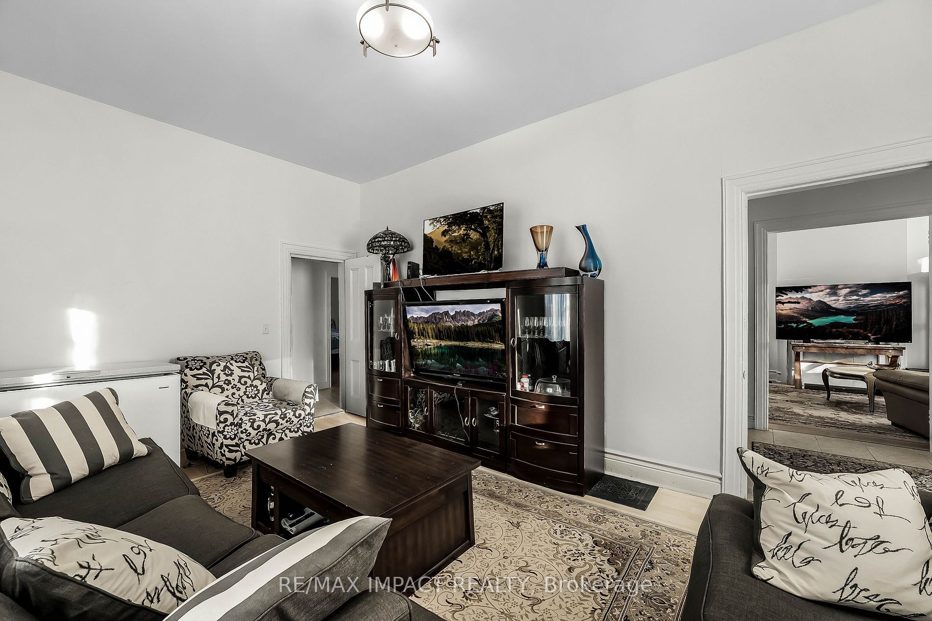 853 Simcoe St S Property Photo 10