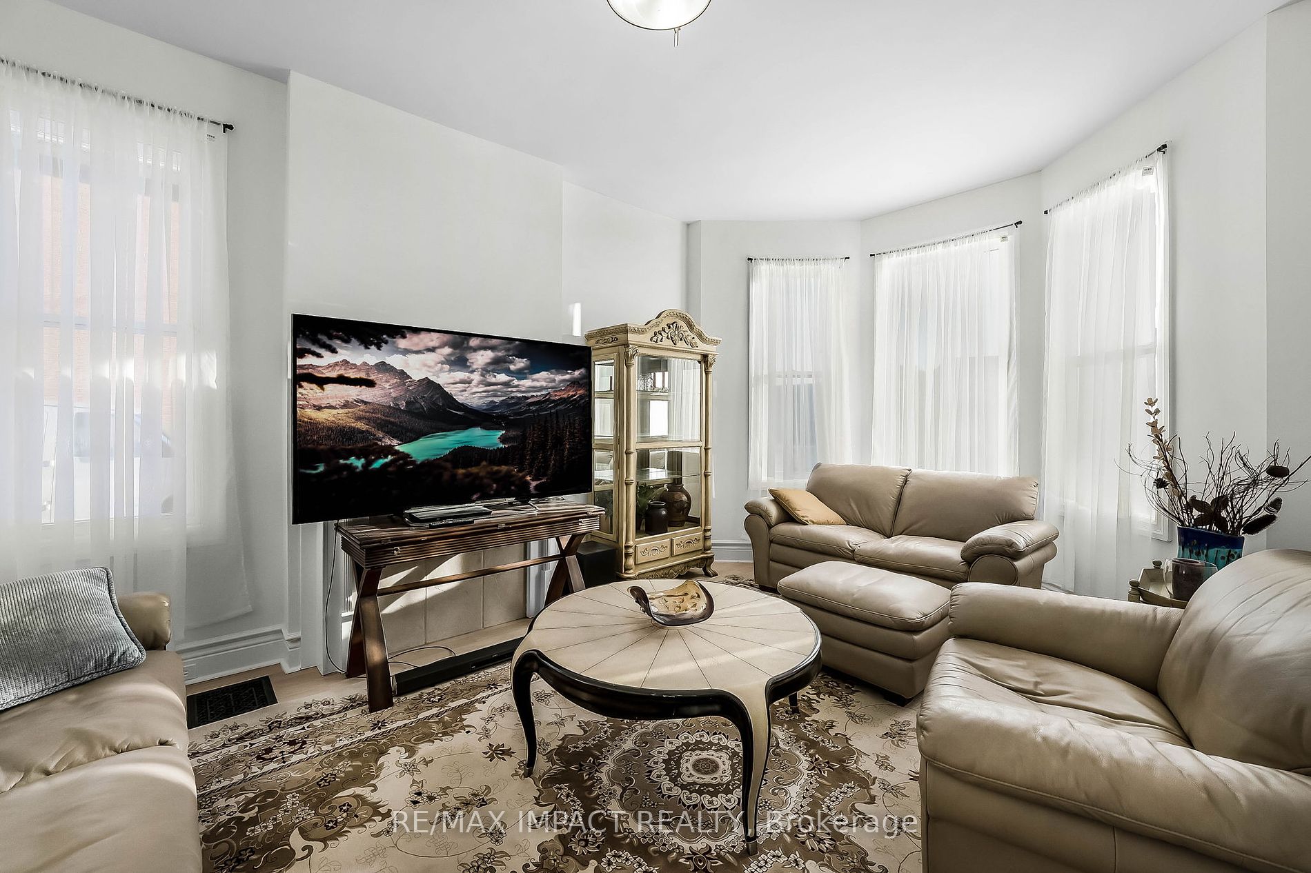853 Simcoe St S Property Photo 11