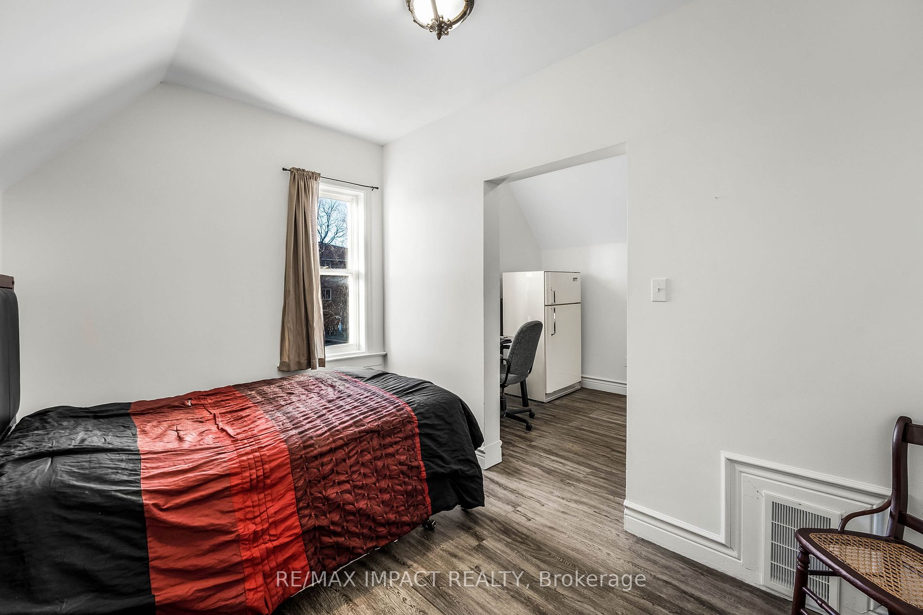 853 Simcoe St S Property Photo 15