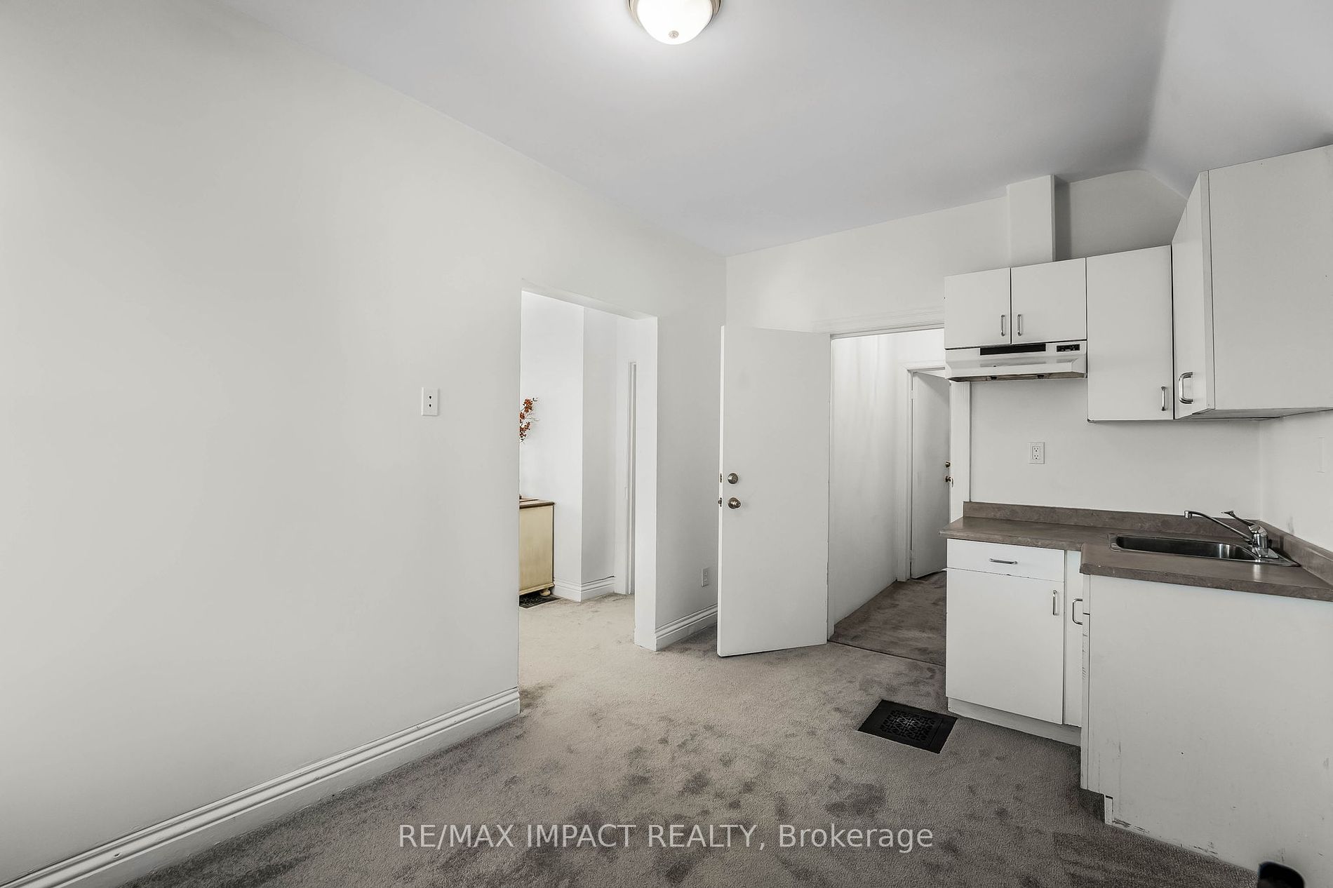 853 Simcoe St S Property Photo 16