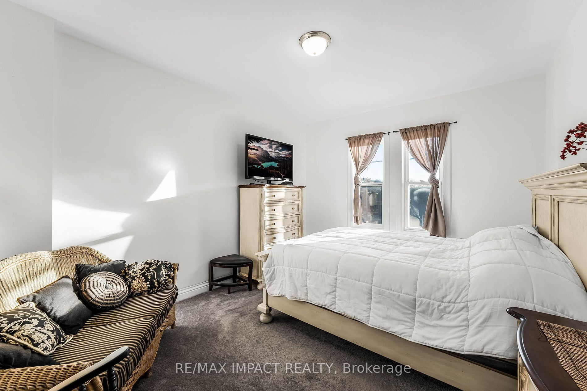 853 Simcoe St S Property Photo 17