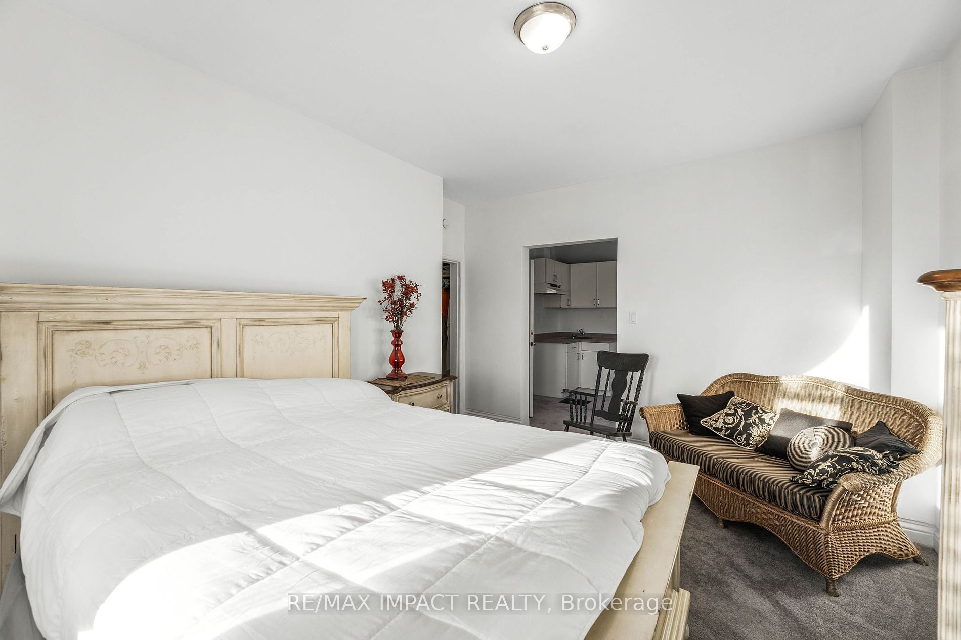 853 Simcoe St S Property Photo 18