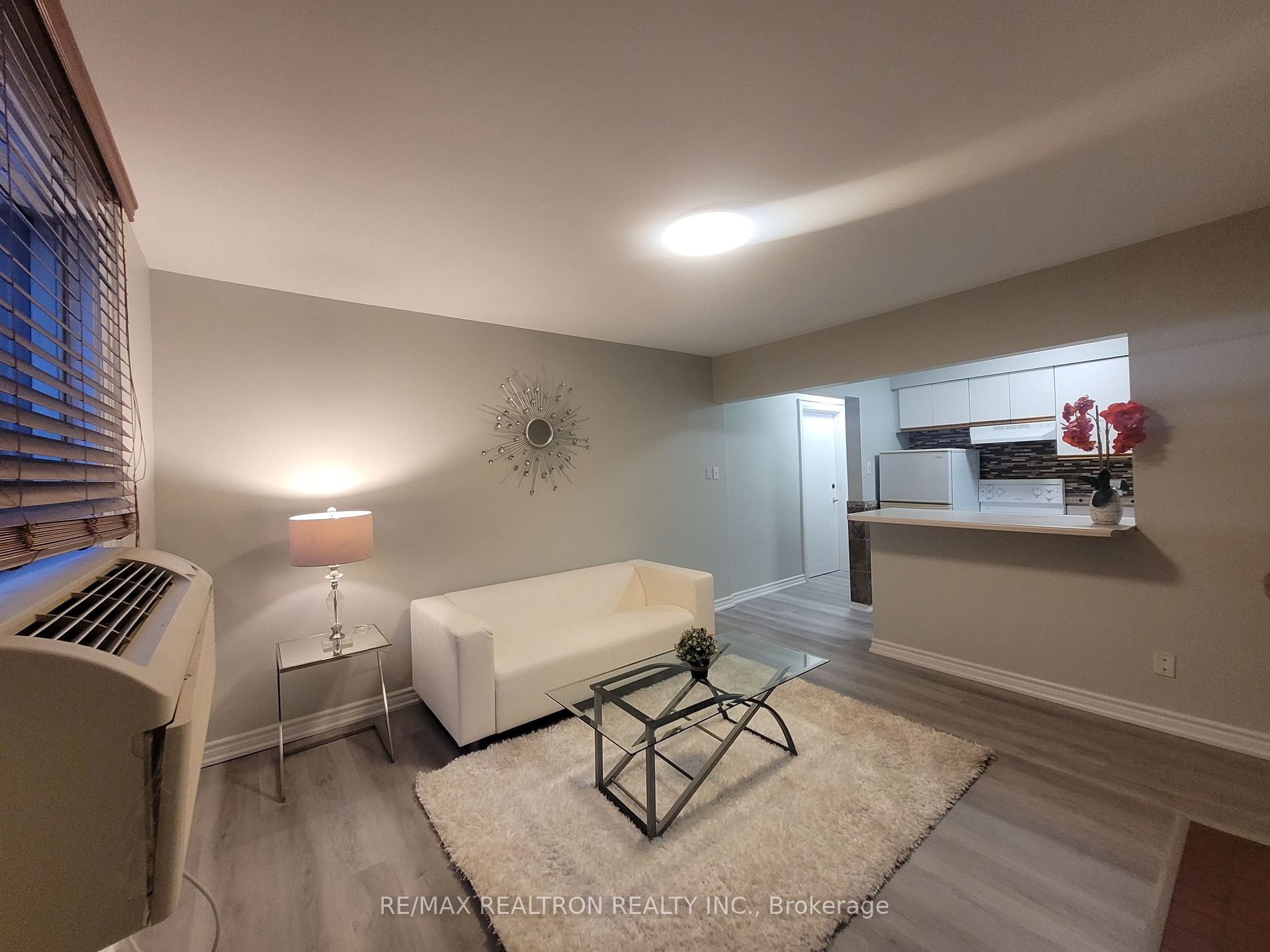 2477 Queen St E Property Photo 2