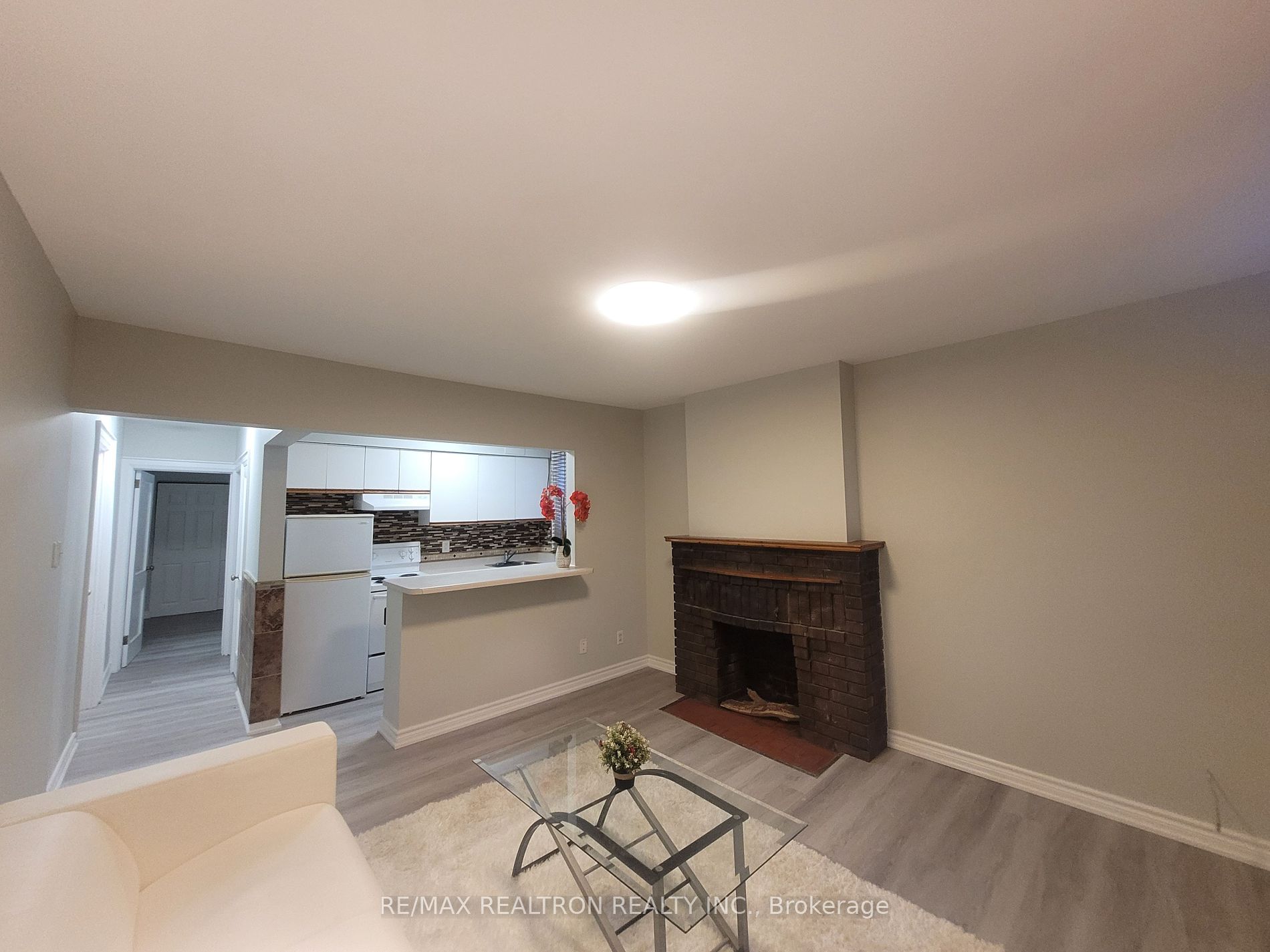 2477 Queen St E Property Photo 4