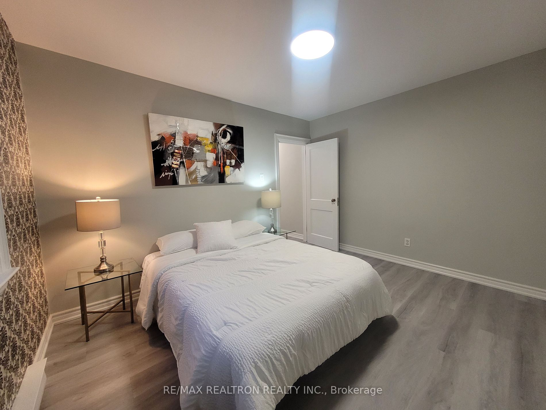 2477 Queen St E Property Photo 5