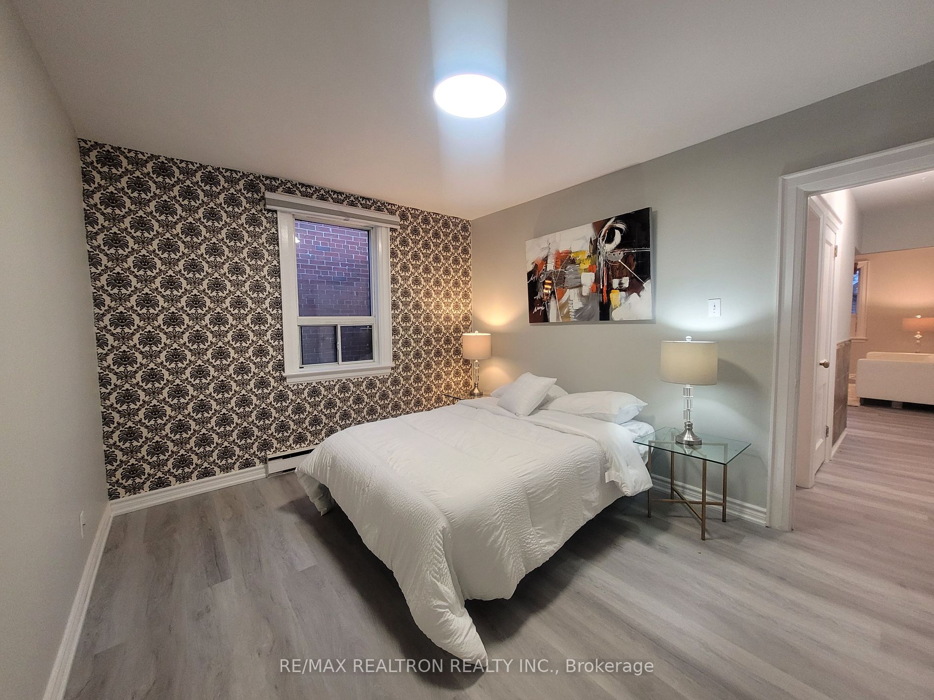 2477 Queen St E Property Photo 6