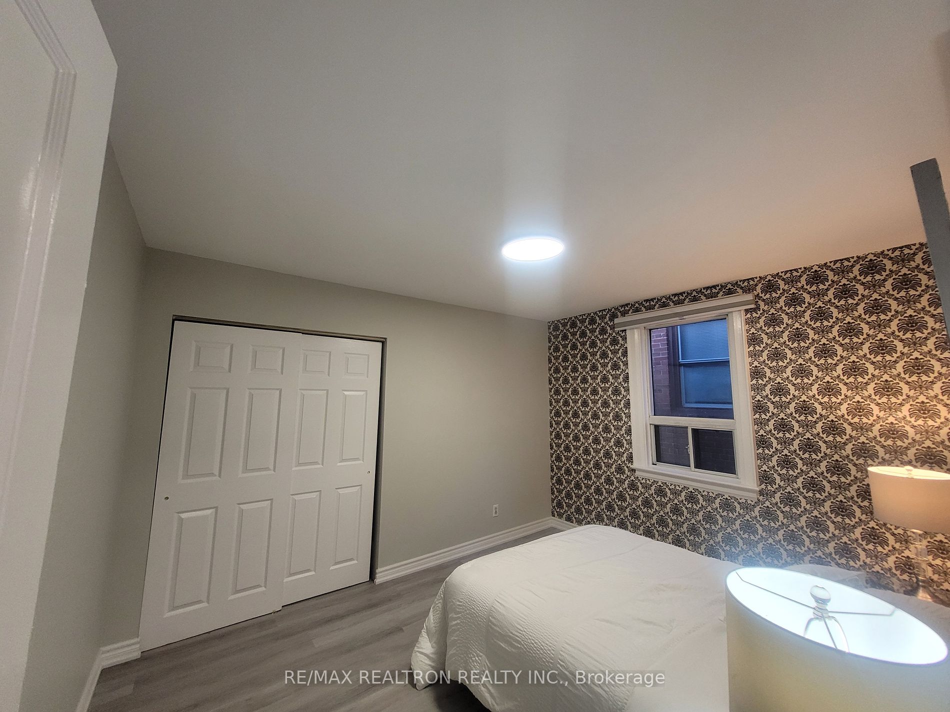 2477 Queen St E Property Photo 7