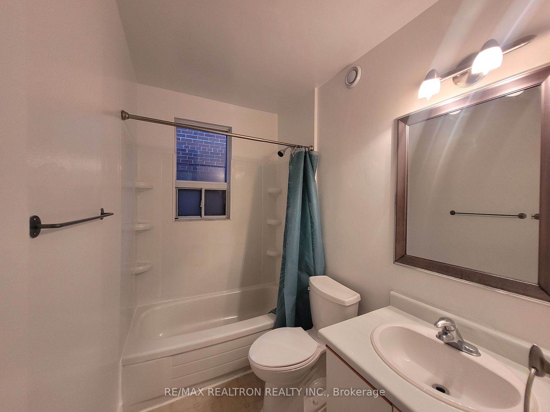 2477 Queen St E Property Photo 8