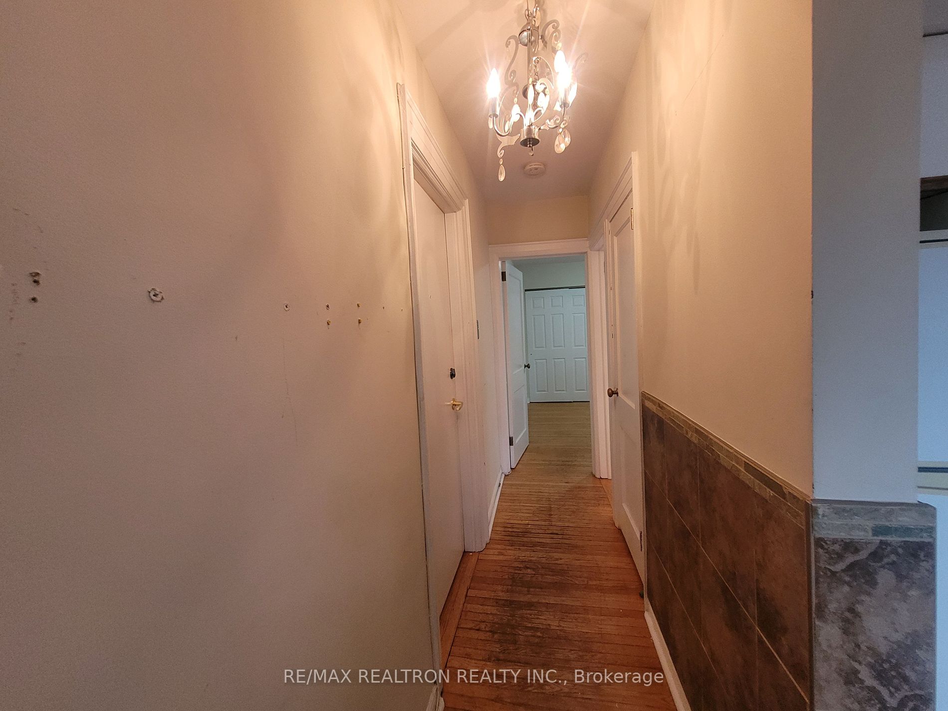 2477 Queen St E Property Photo 10