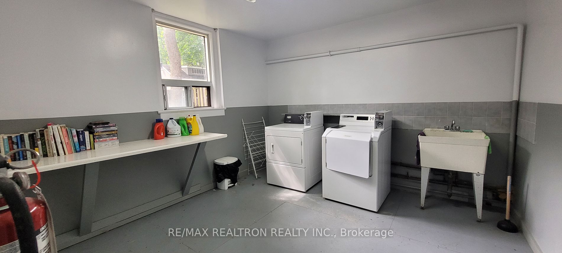 2477 Queen St E Property Photo 11