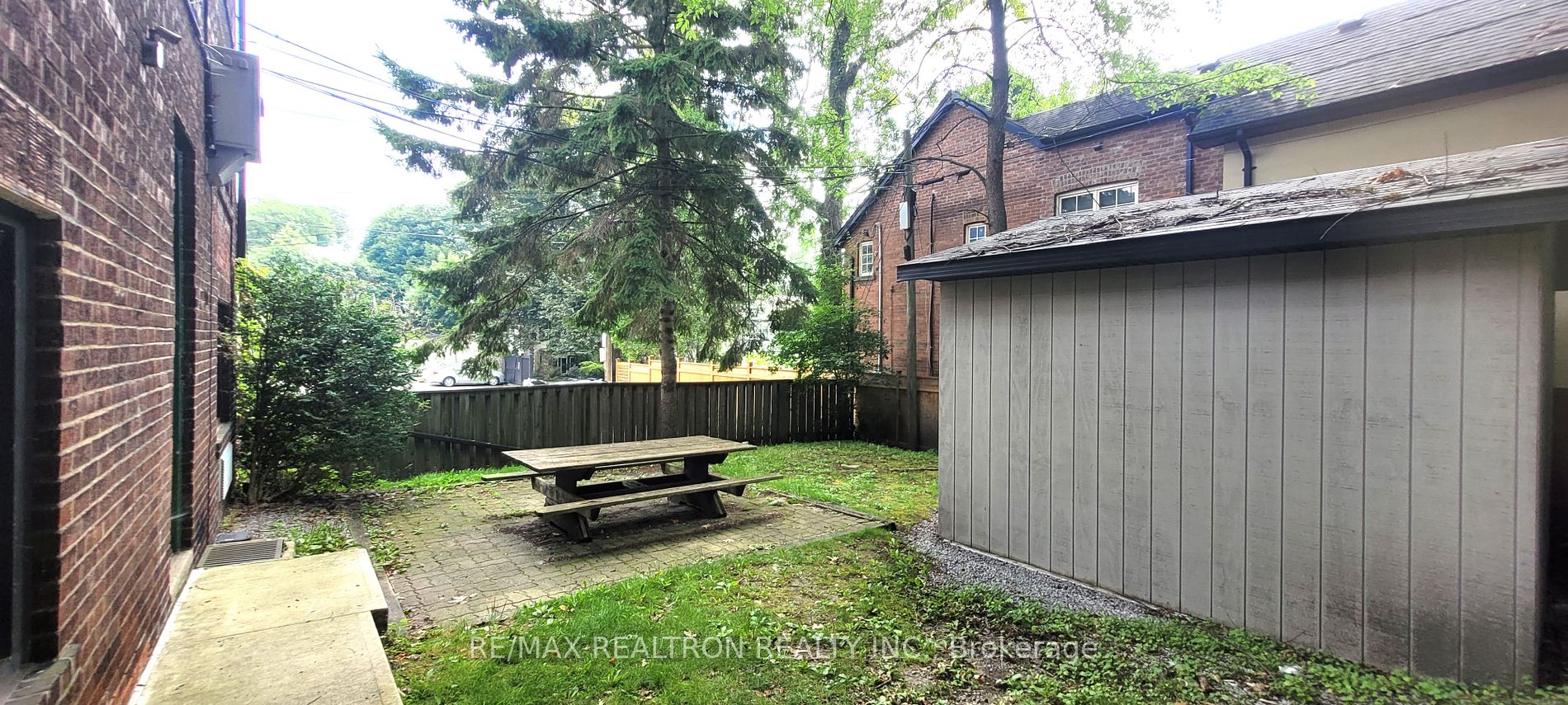 2477 Queen St E Property Photo 13