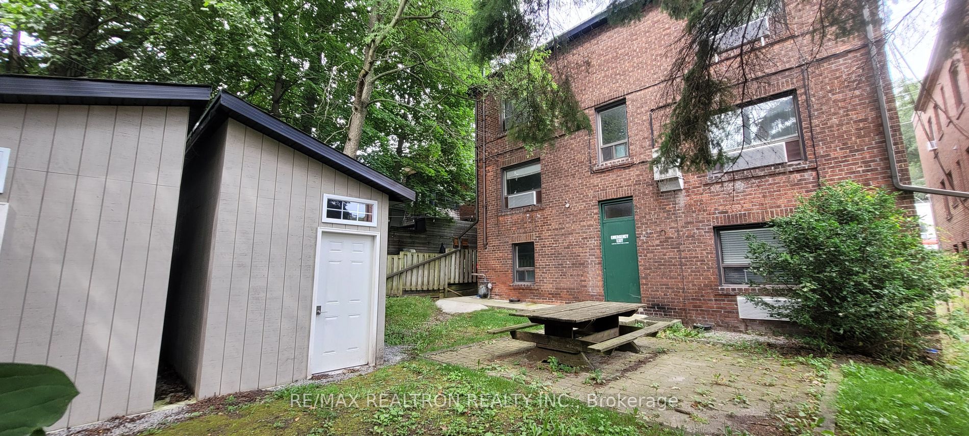 2477 Queen St E Property Photo 15