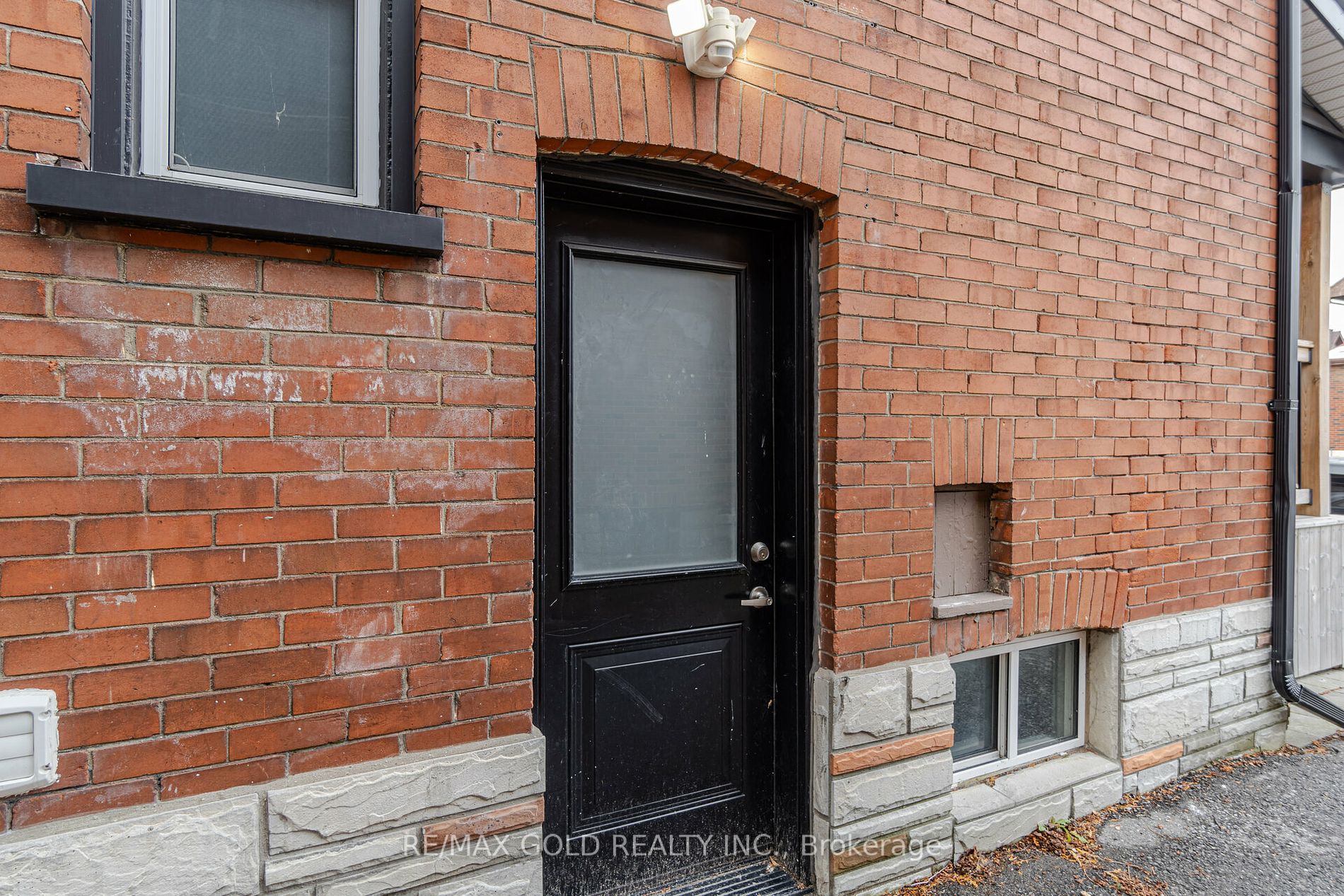 161 Adelaide Ave E Property Photo 26