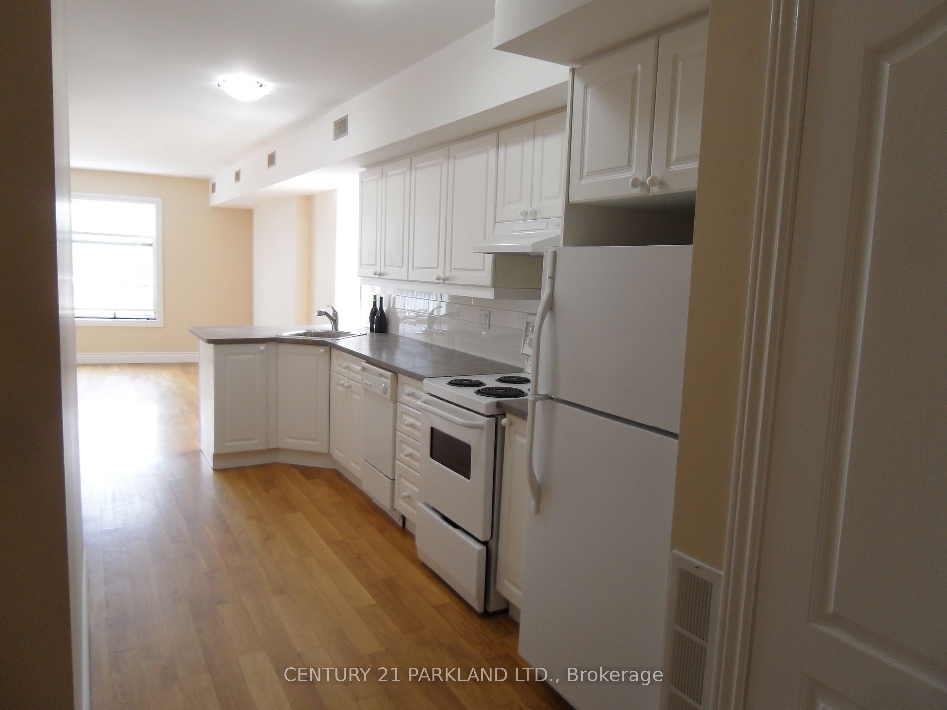 910 Kingston Rd Property Photo 2