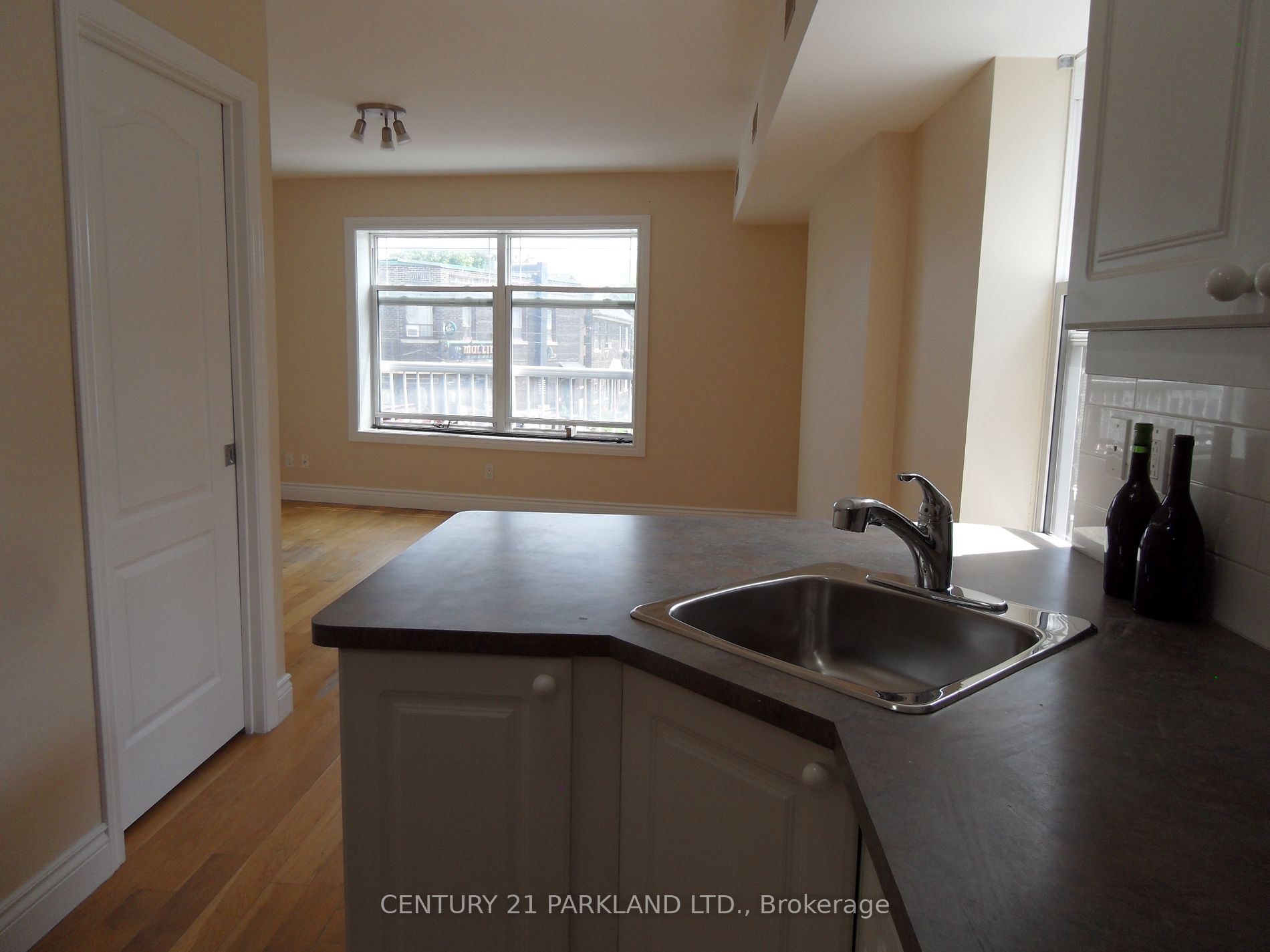 910 Kingston Rd Property Photo 4