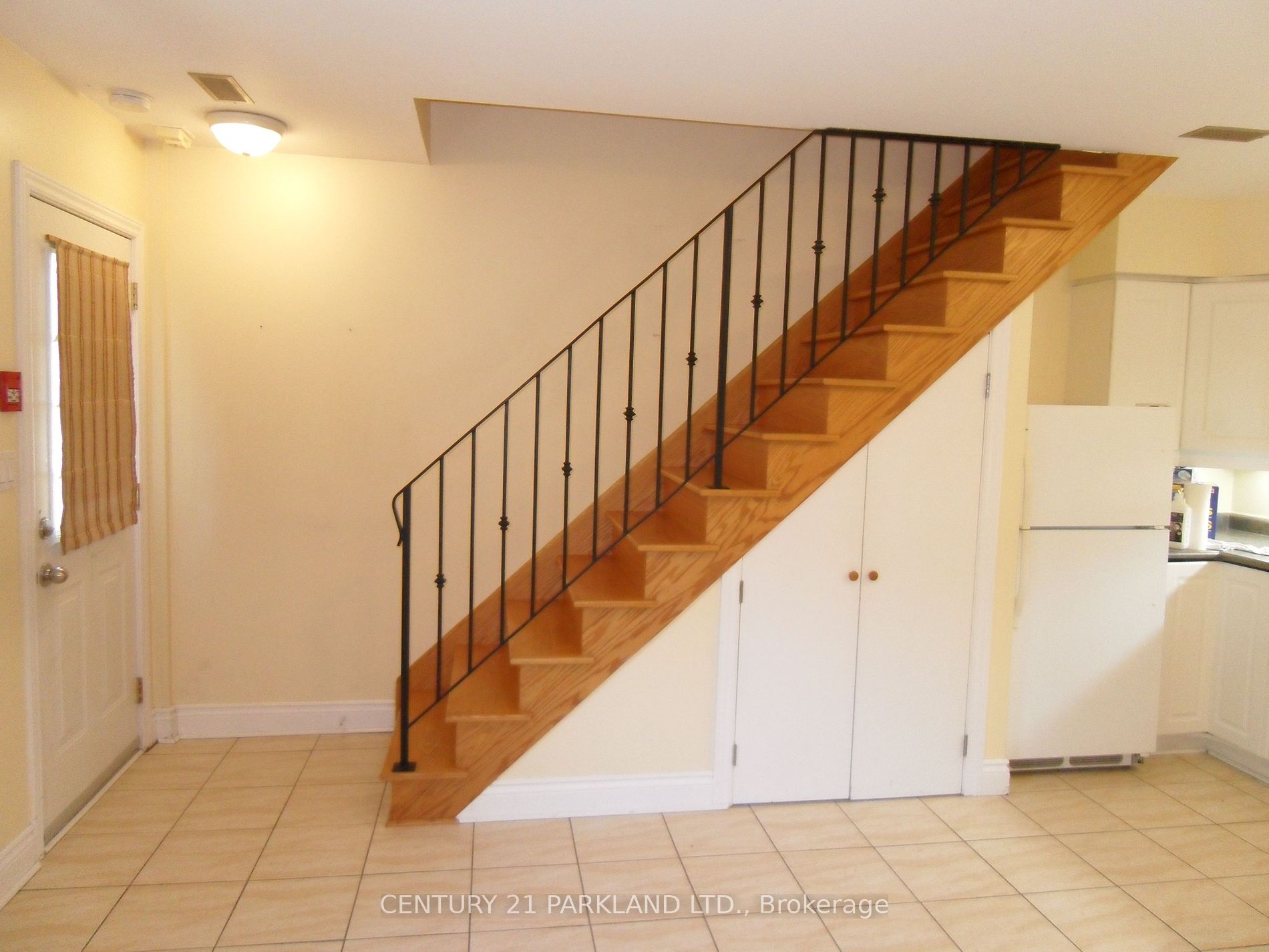 910 Kingston Rd Property Photo 5
