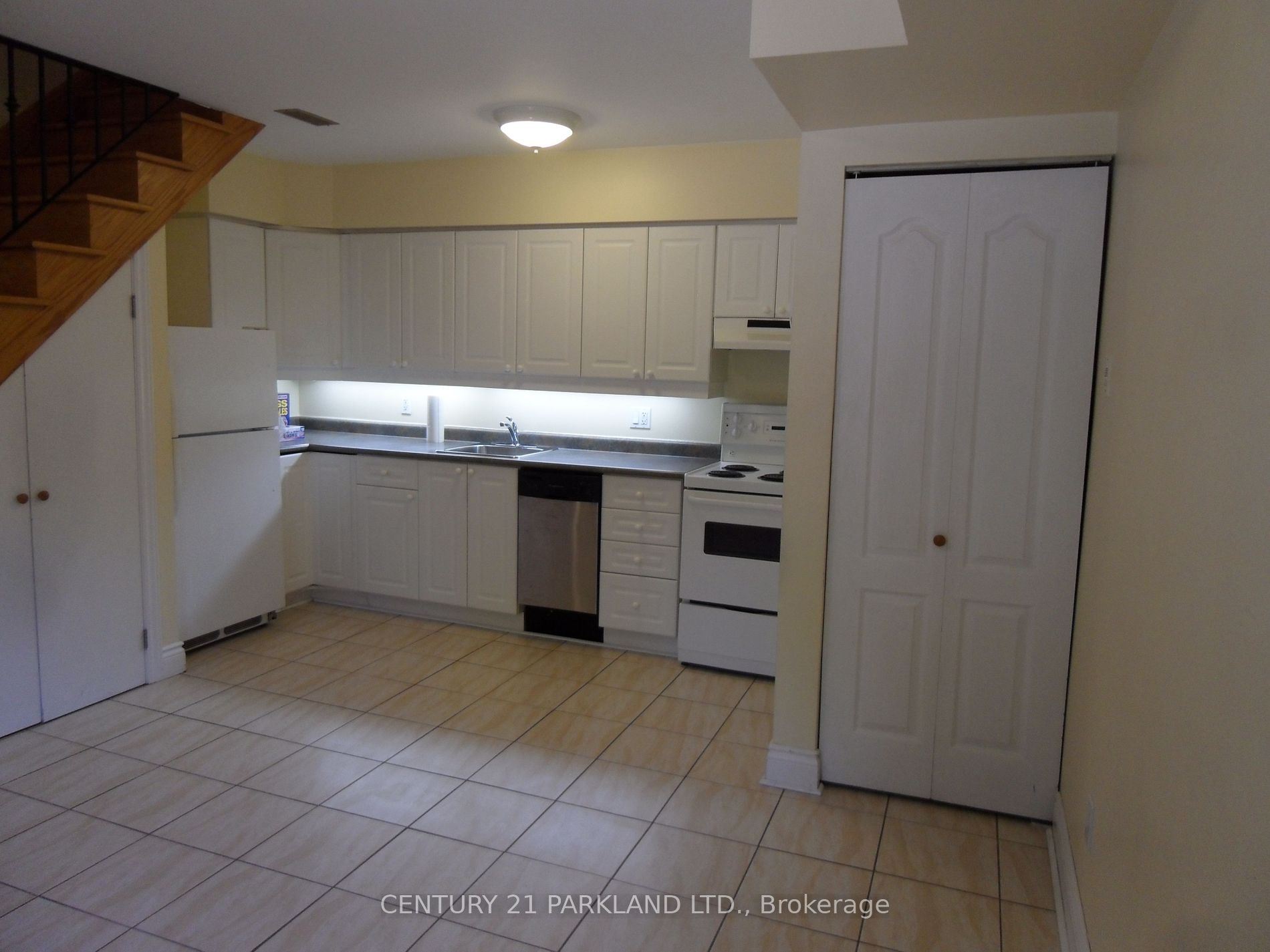 910 Kingston Rd Property Photo 6