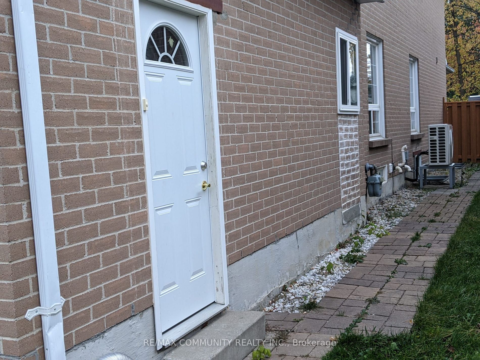 2501 Parkdale St Property Photo 2