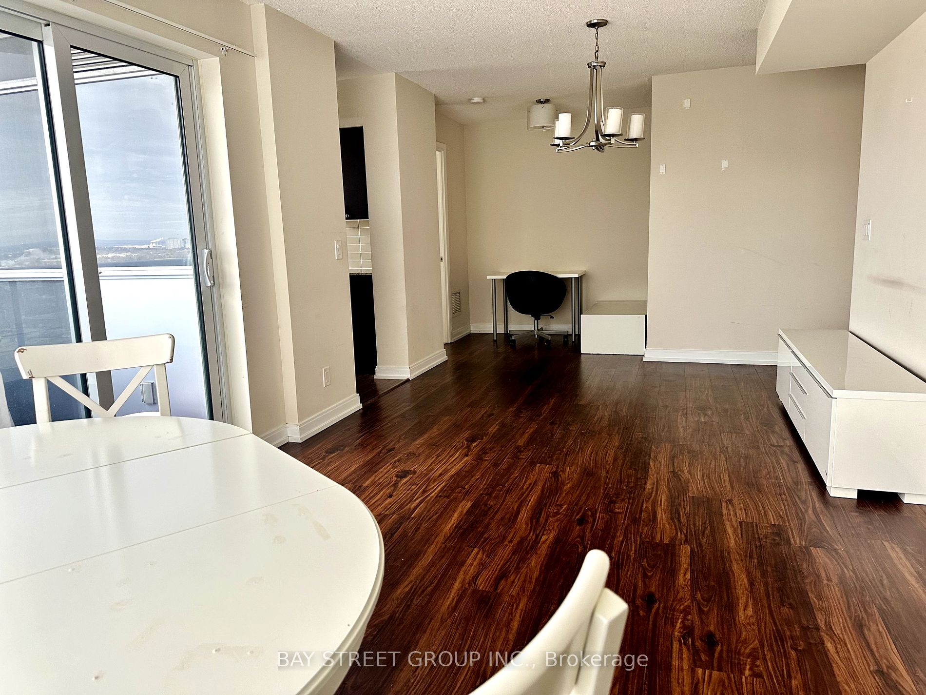 151 Village Green Sq 08 Property Photo 6