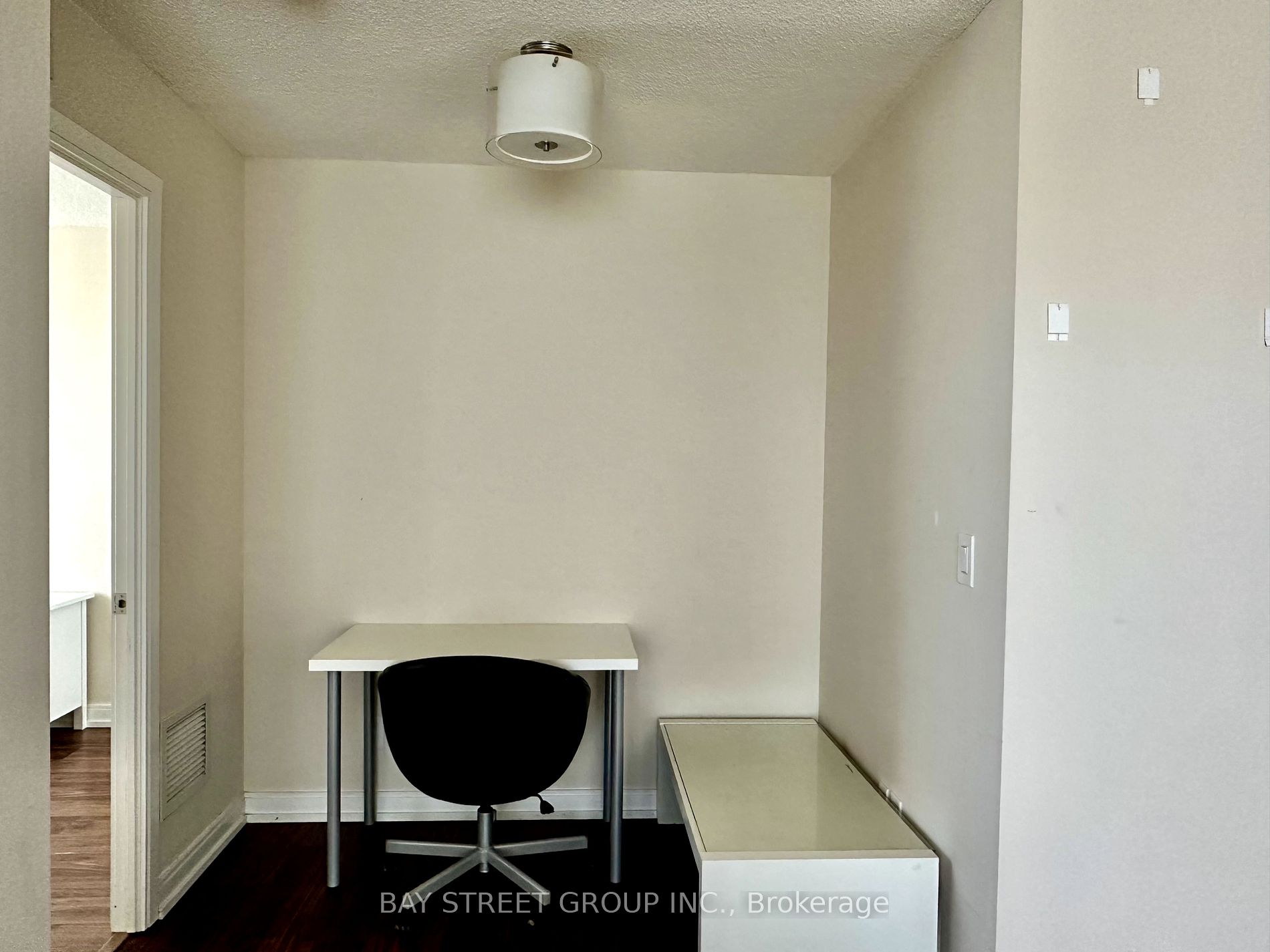 151 Village Green Sq 08 Property Photo 7