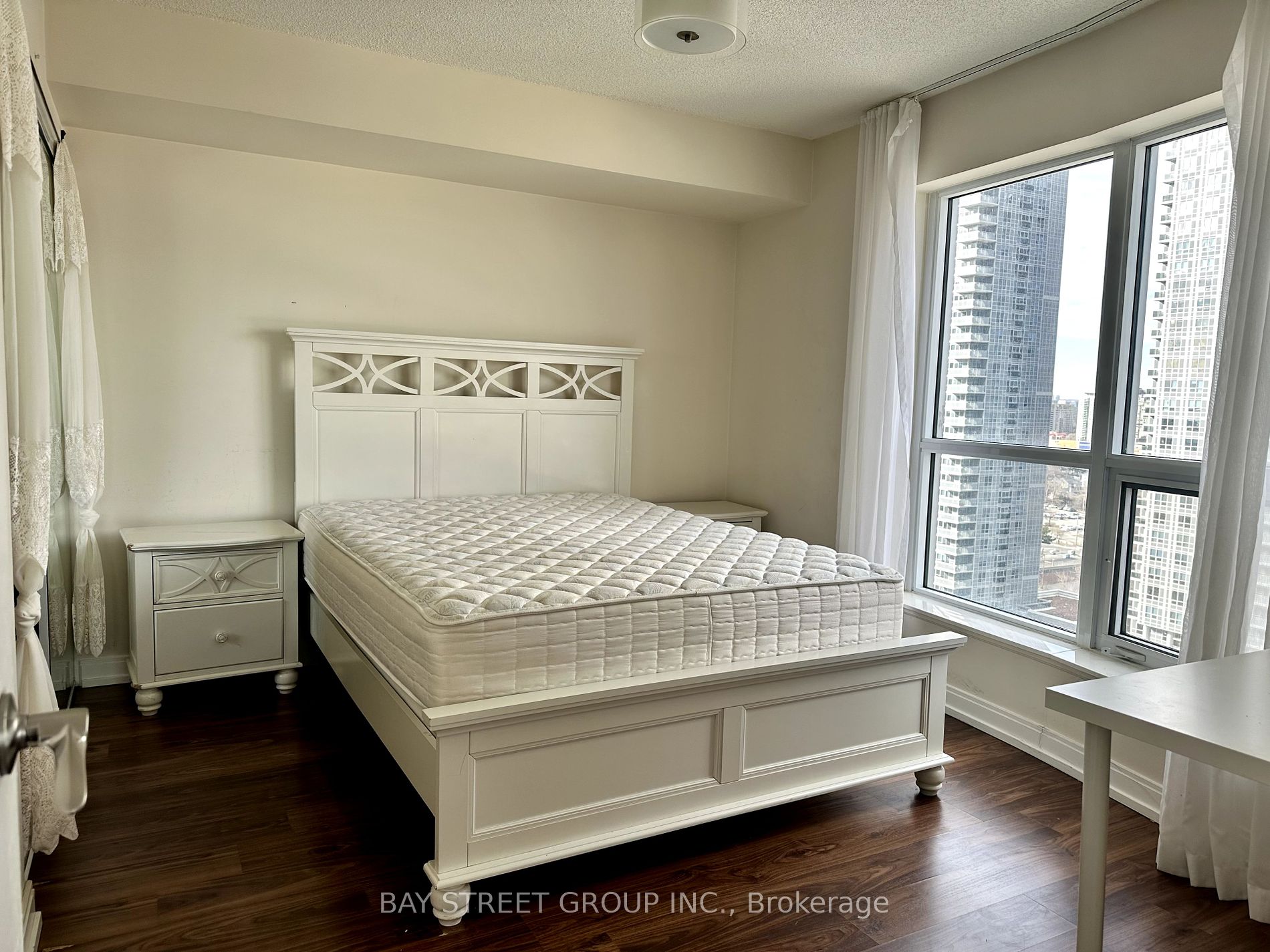 151 Village Green Sq 08 Property Photo 8