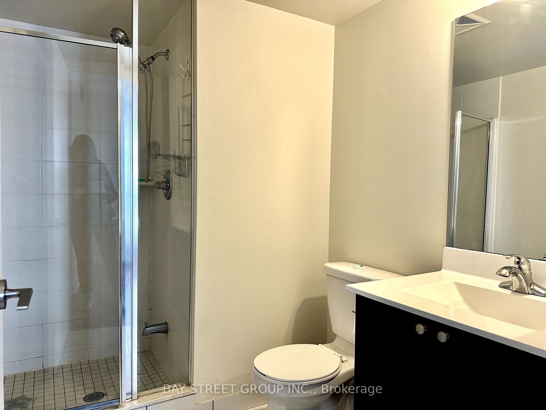 151 Village Green Sq 08 Property Photo 9