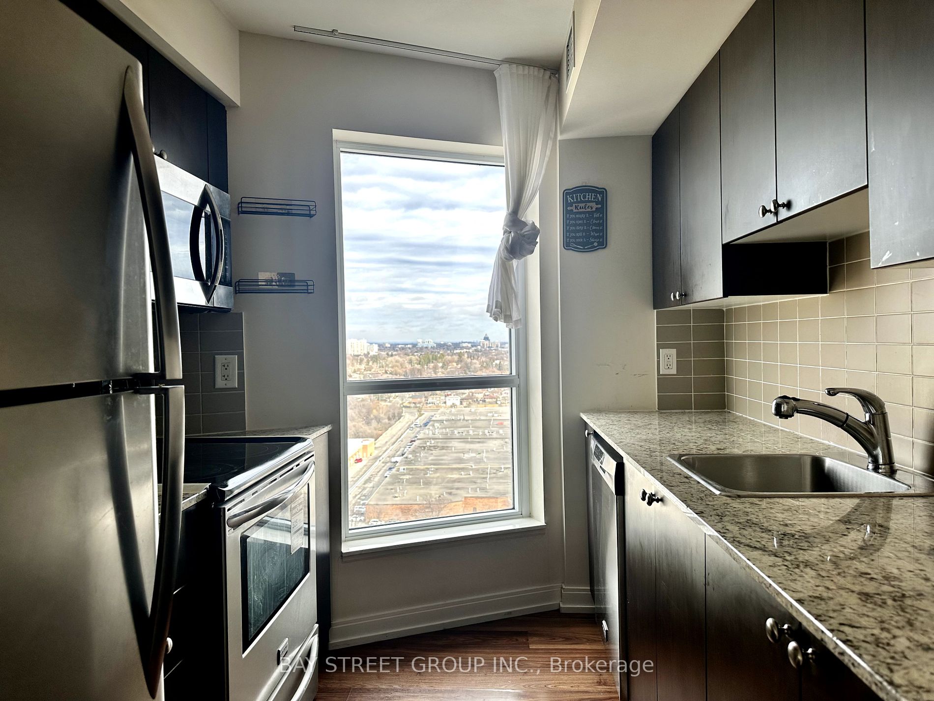 151 Village Green Sq 08 Property Photo 10