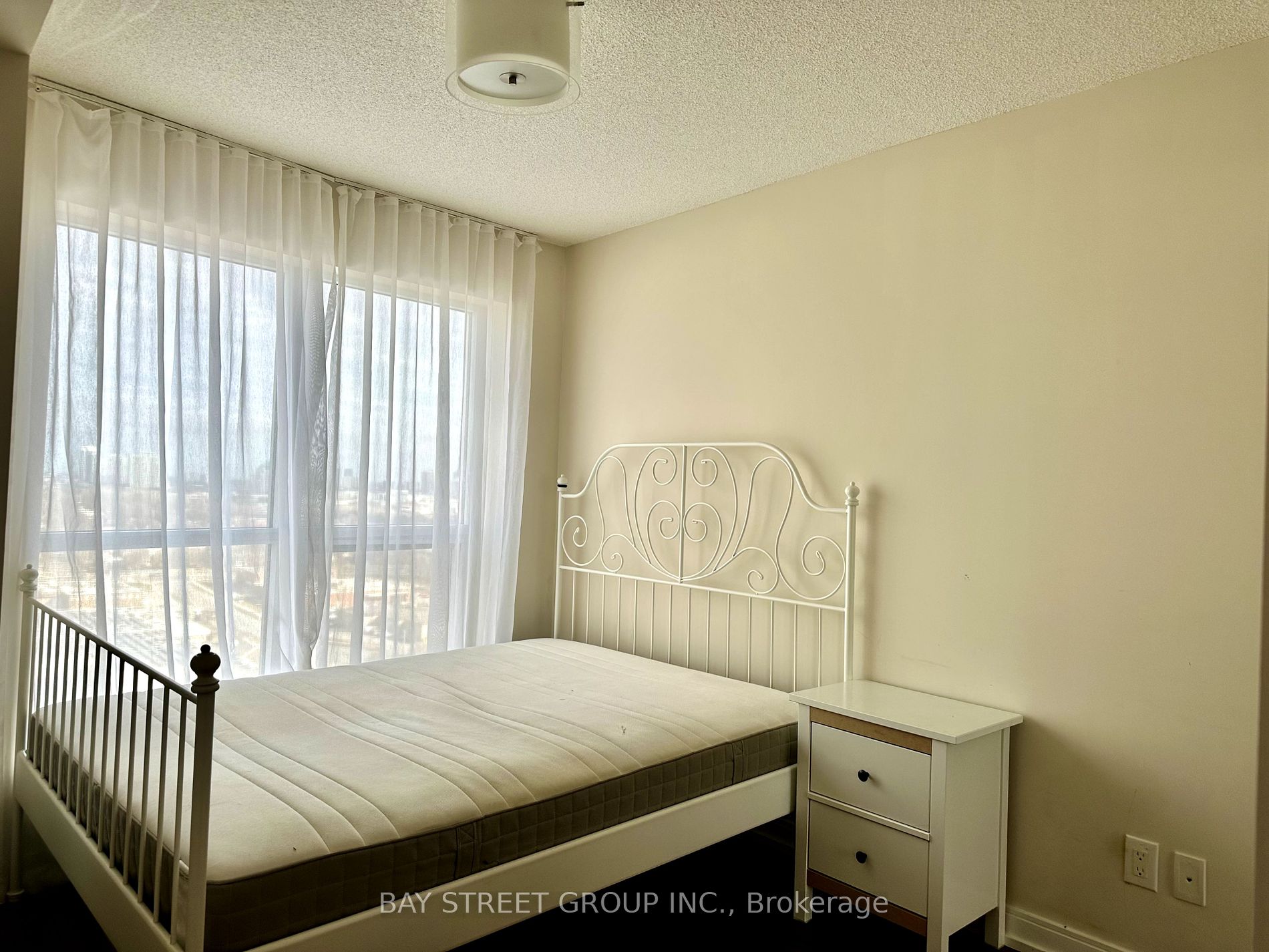 151 Village Green Sq 08 Property Photo 11