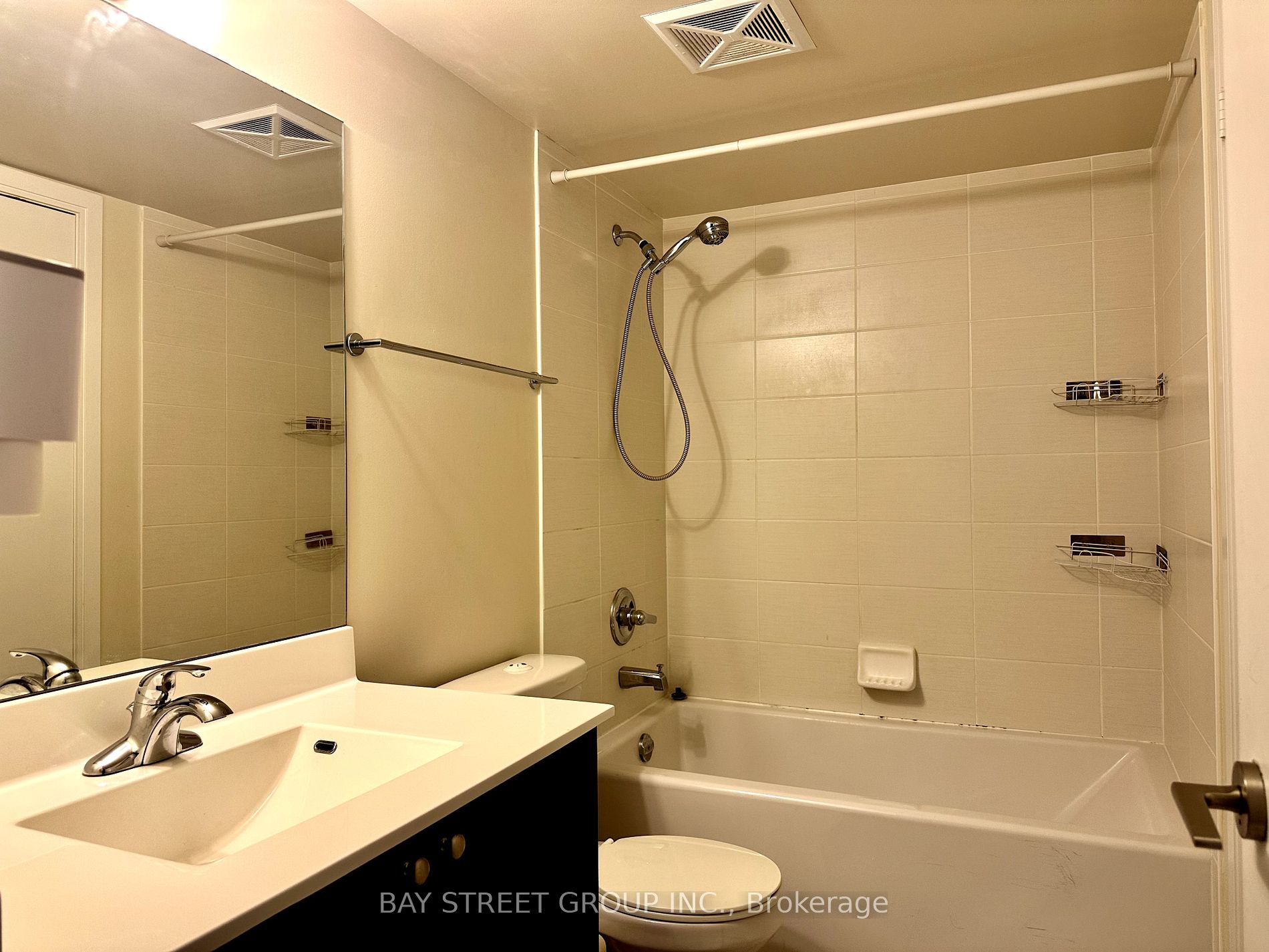151 Village Green Sq 08 Property Photo 12