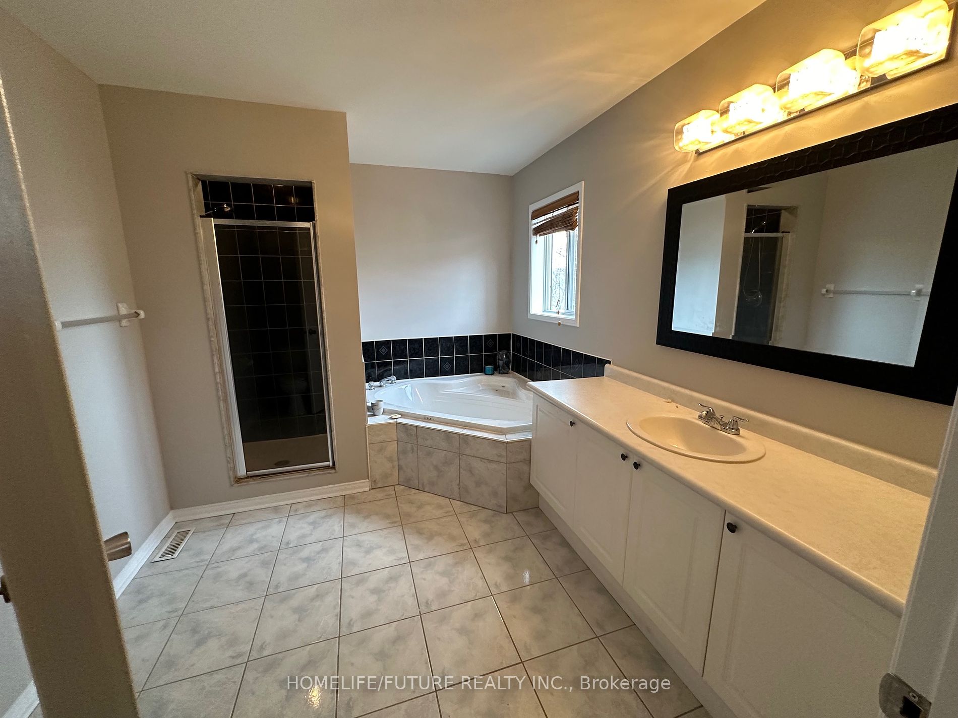 1066 Keswick Crt Property Photo 18
