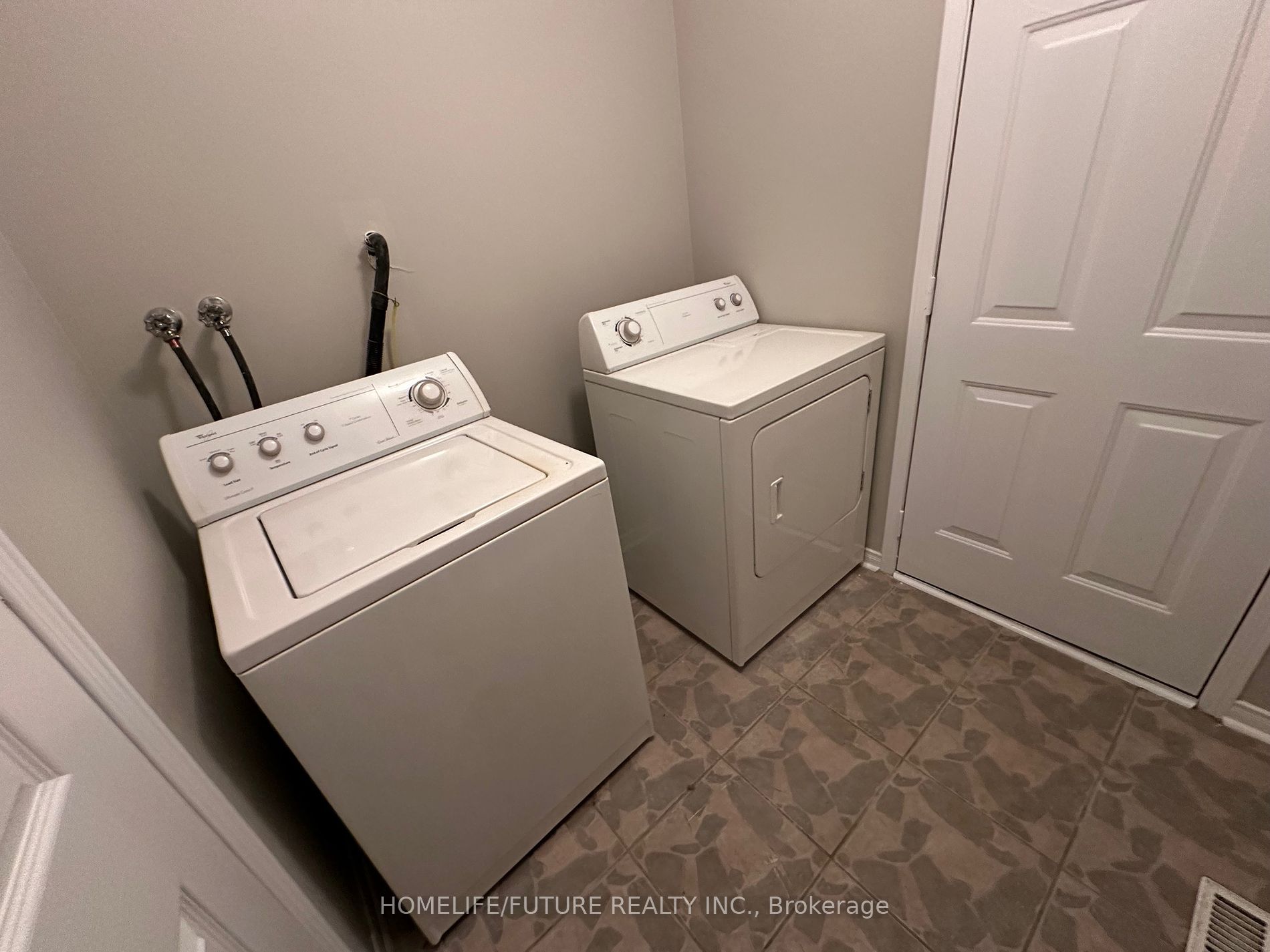 1066 Keswick Crt Property Photo 26