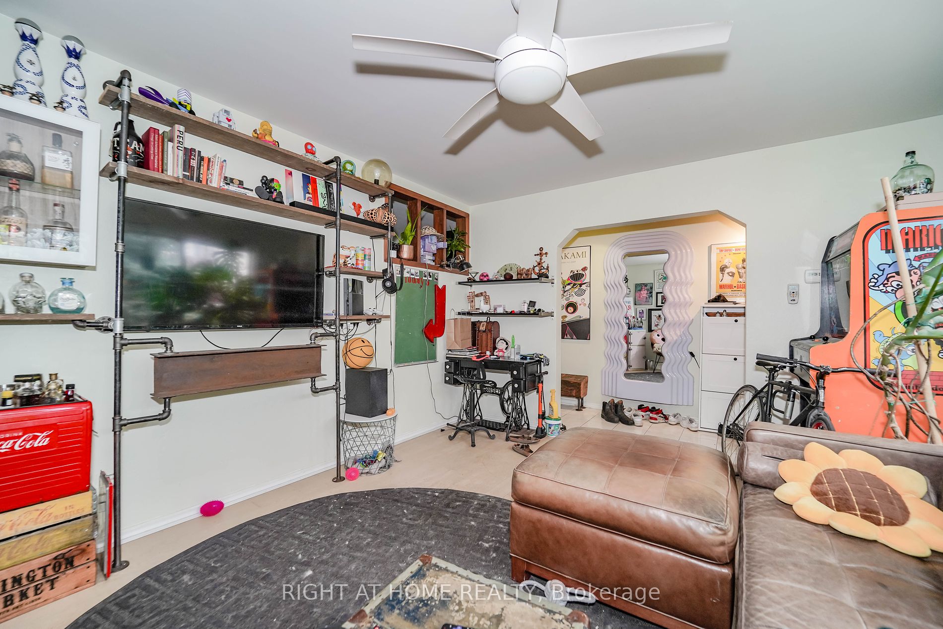 303 Coxwell Ave Property Photo 9