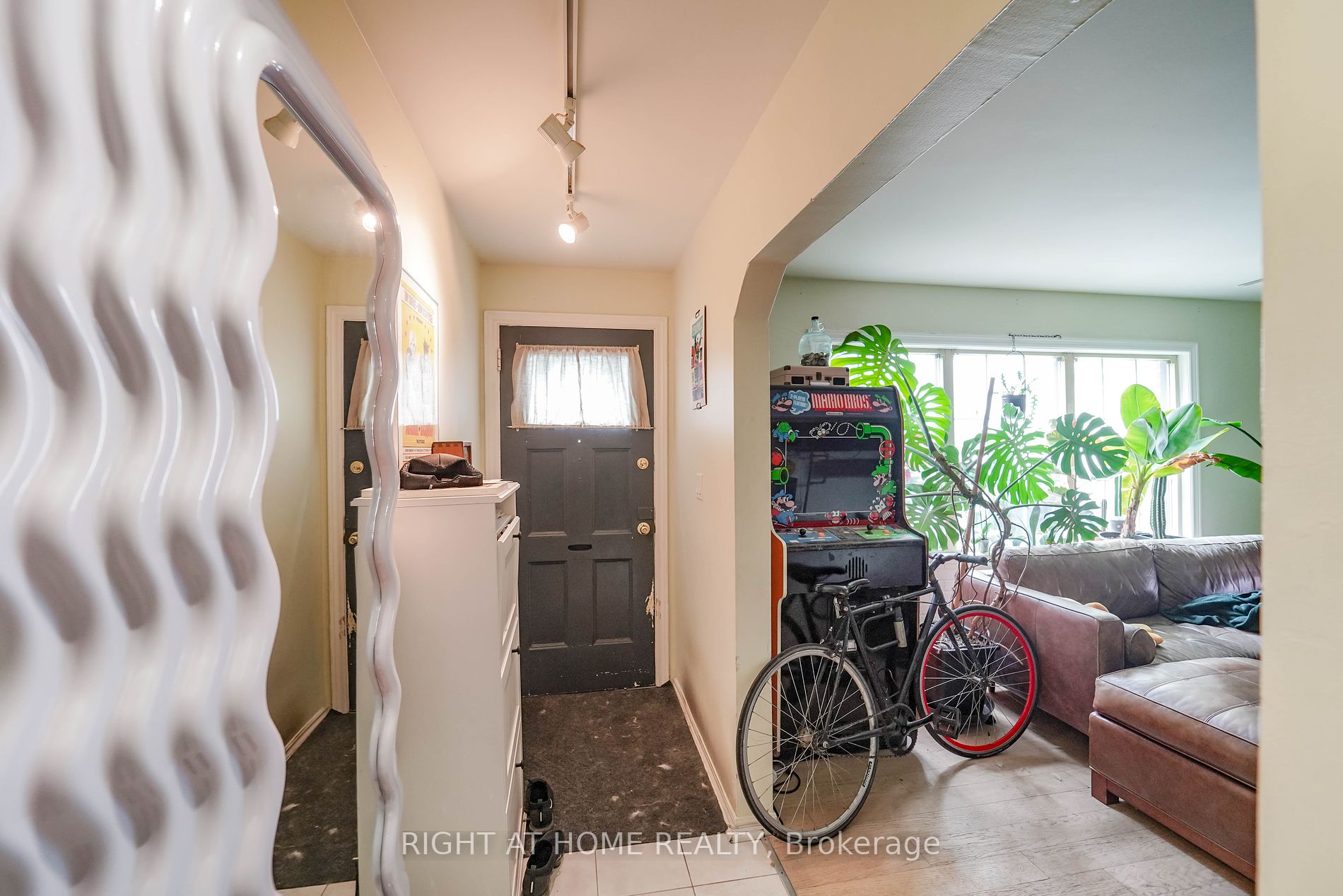 303 Coxwell Ave Property Photo 10