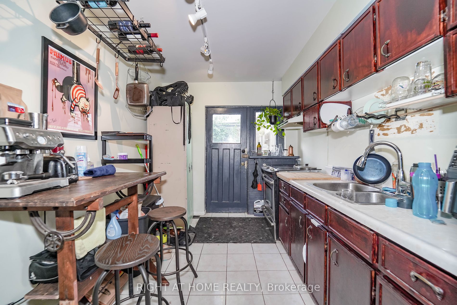 303 Coxwell Ave Property Photo 11