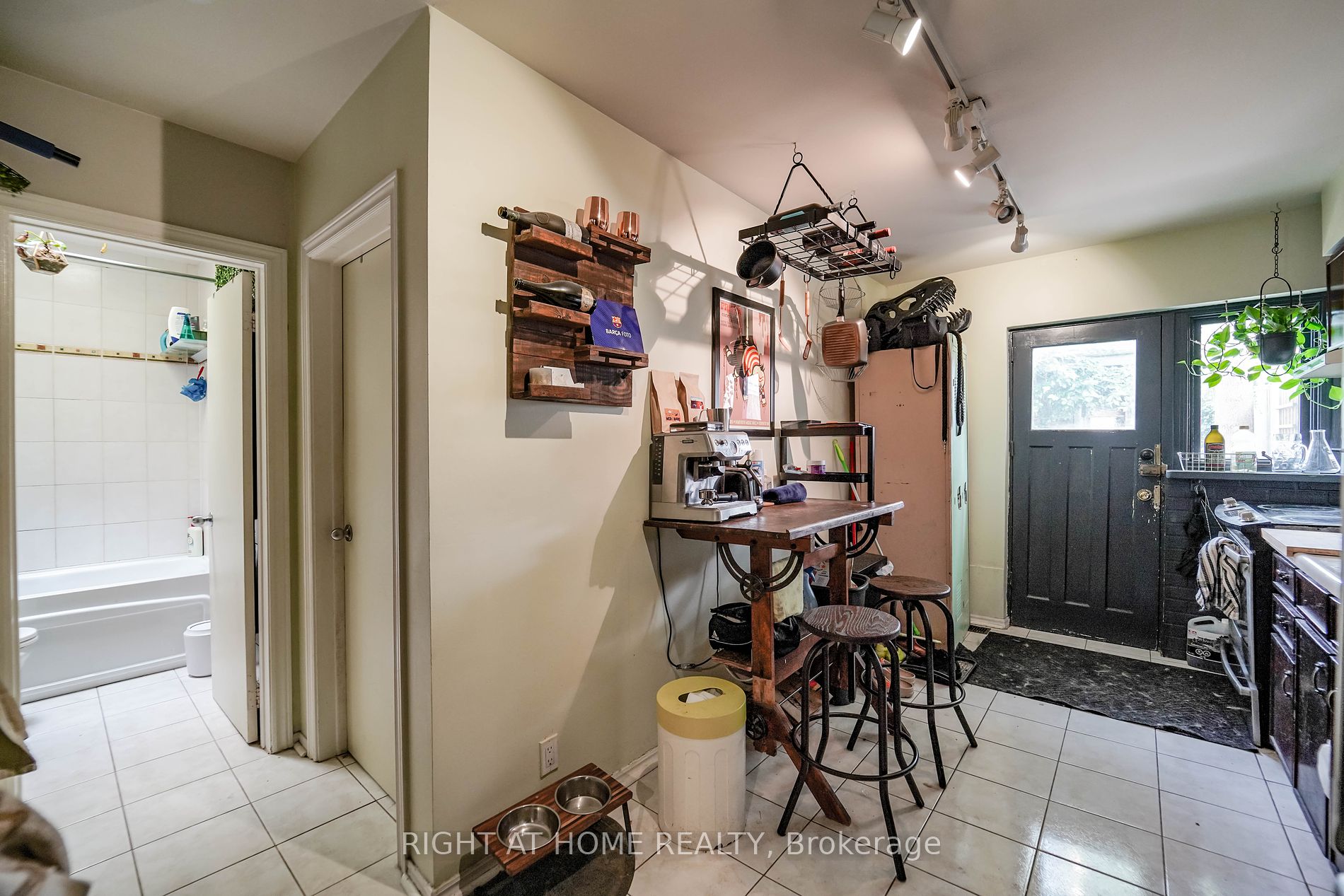 303 Coxwell Ave Property Photo 12