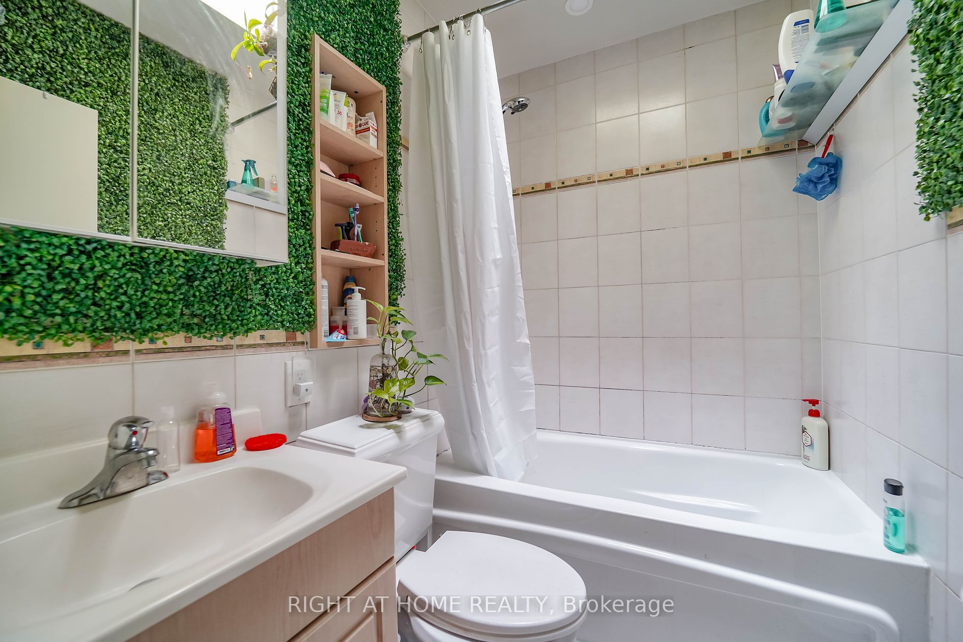 303 Coxwell Ave Property Photo 13