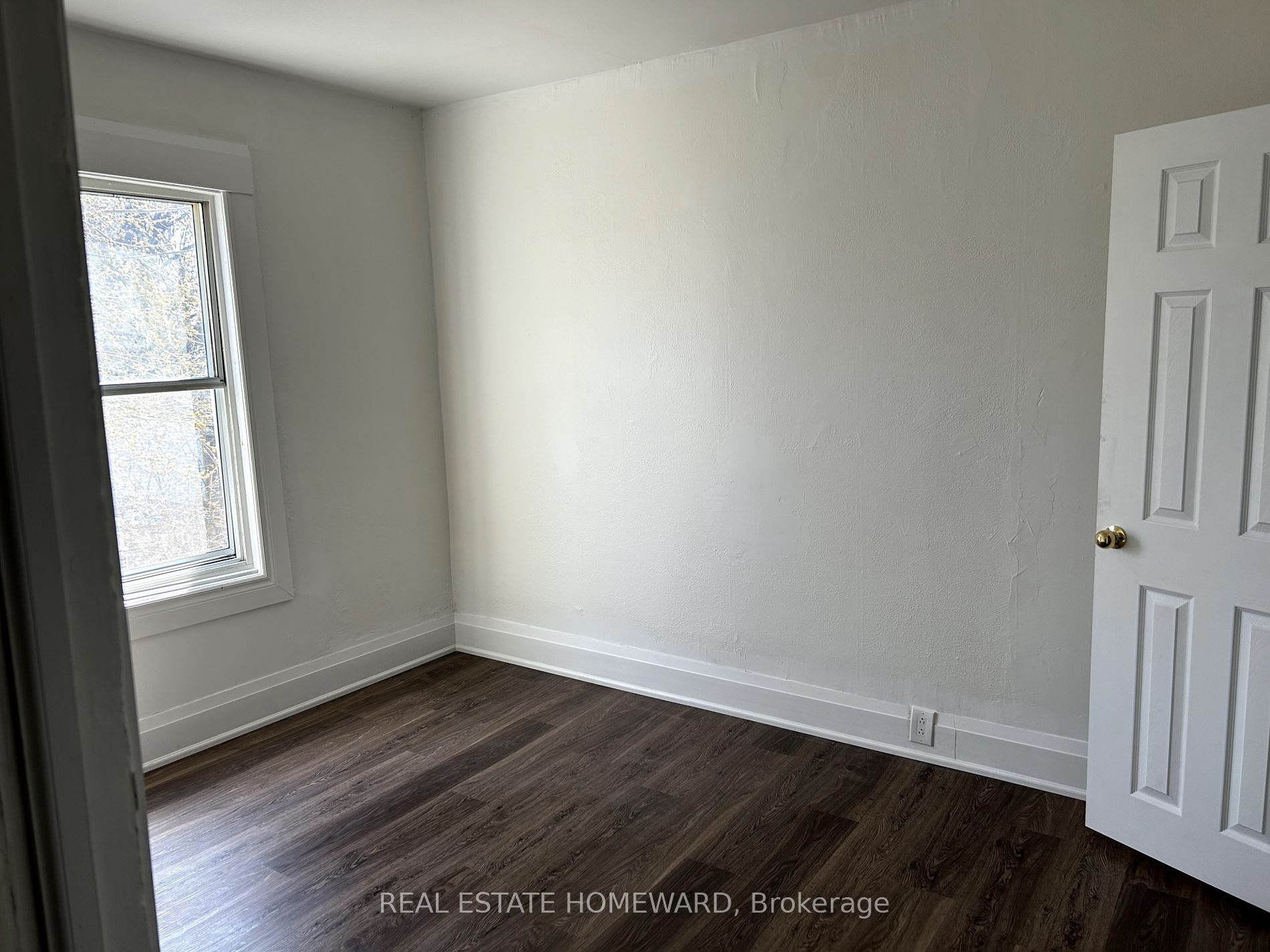 1295 Gerrard St E Property Photo 10
