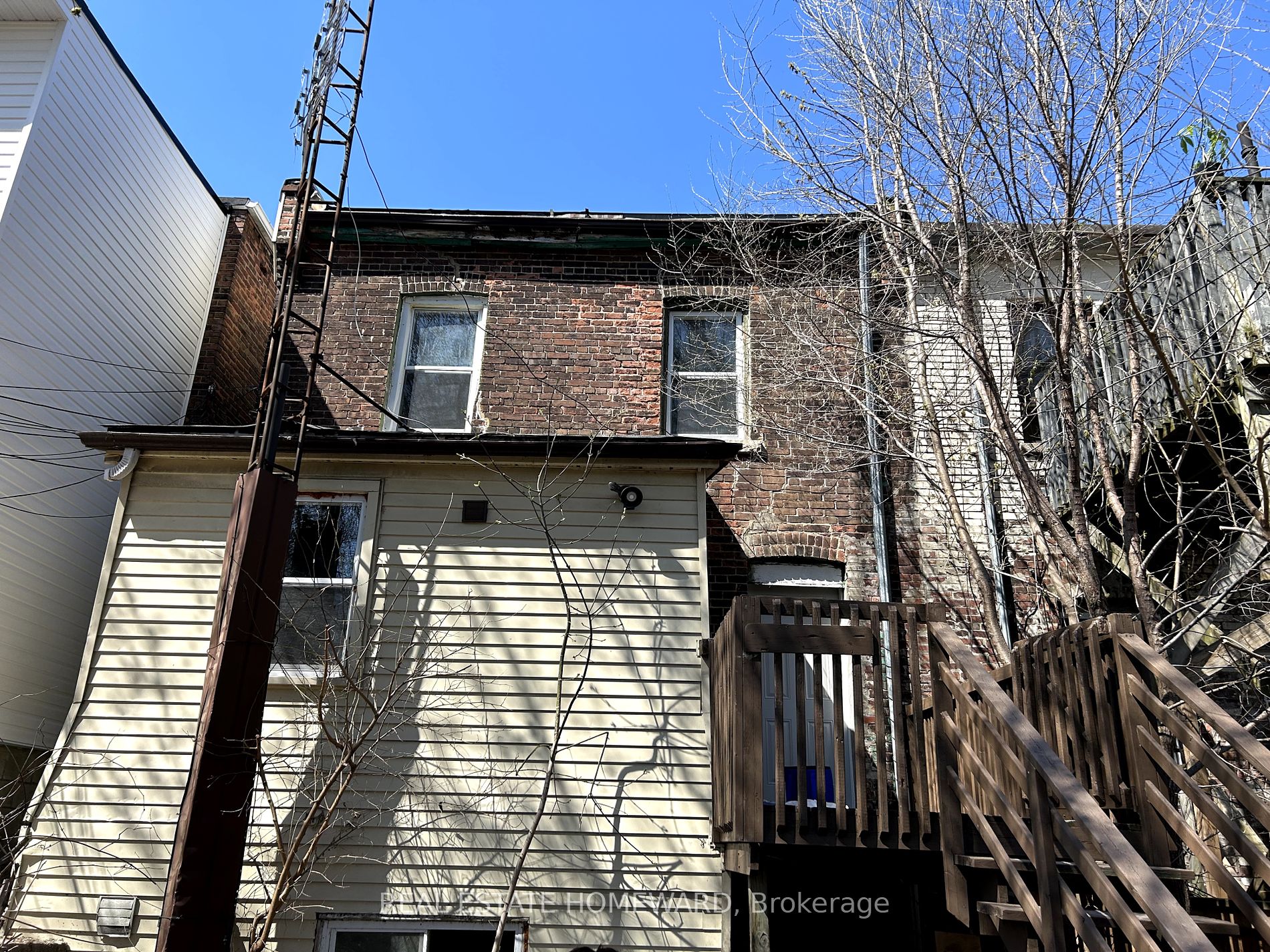 1295 Gerrard St E Property Photo 12