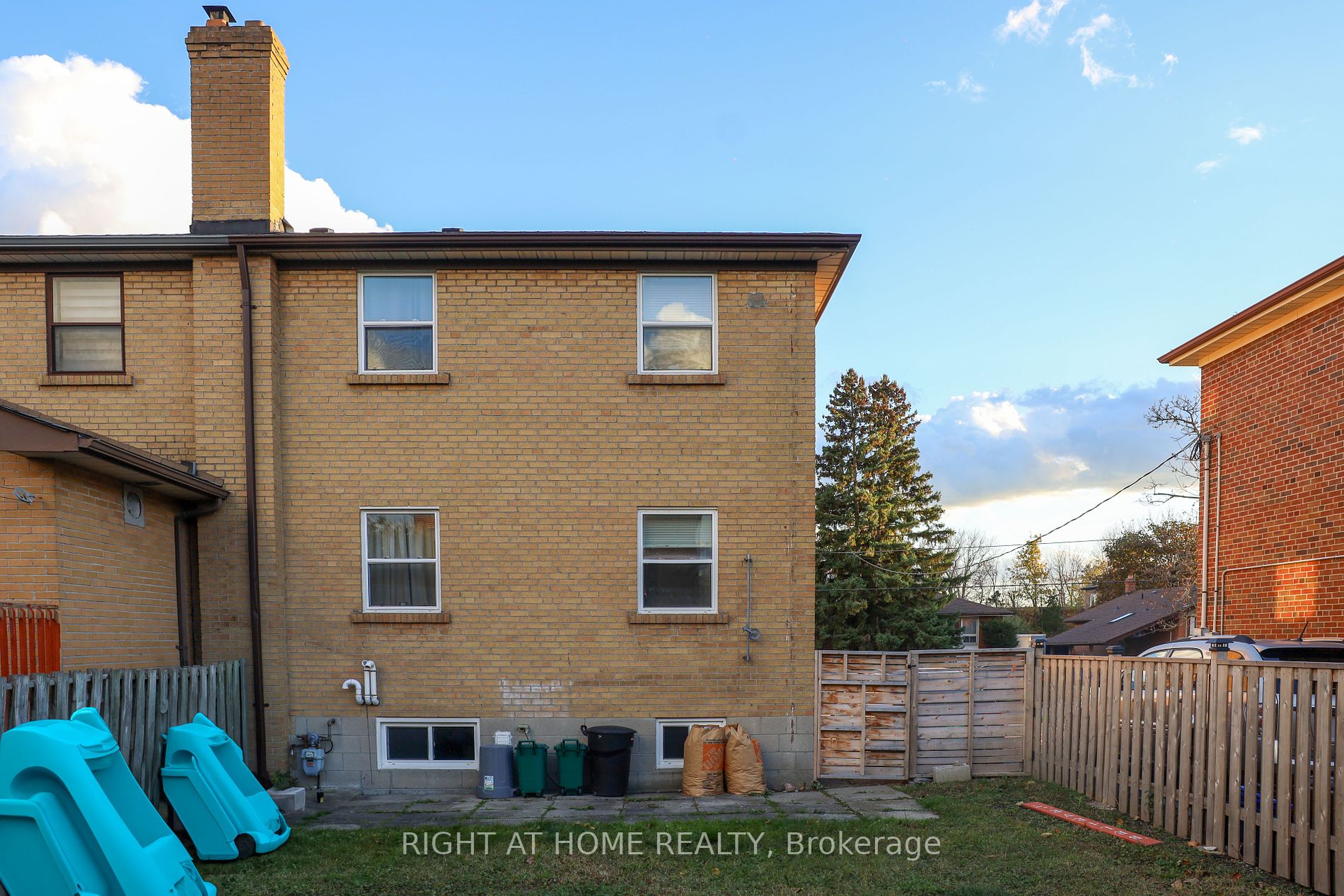 572 Crerar Ave W Property Photo 4